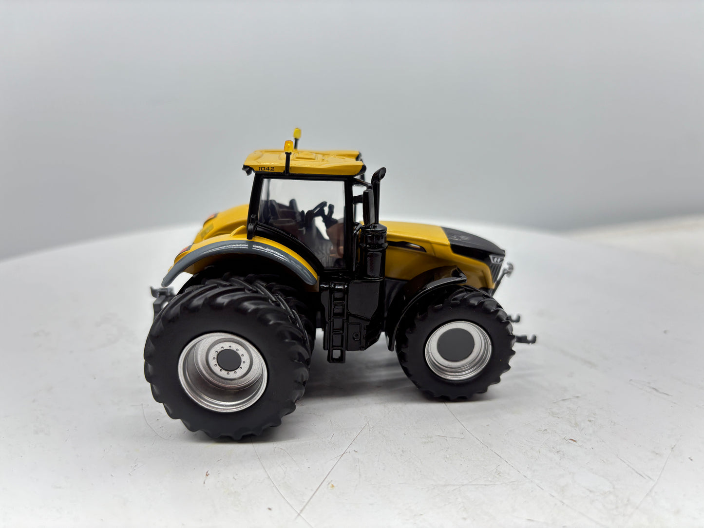 1/64 Challenger 1042 Rear Duals