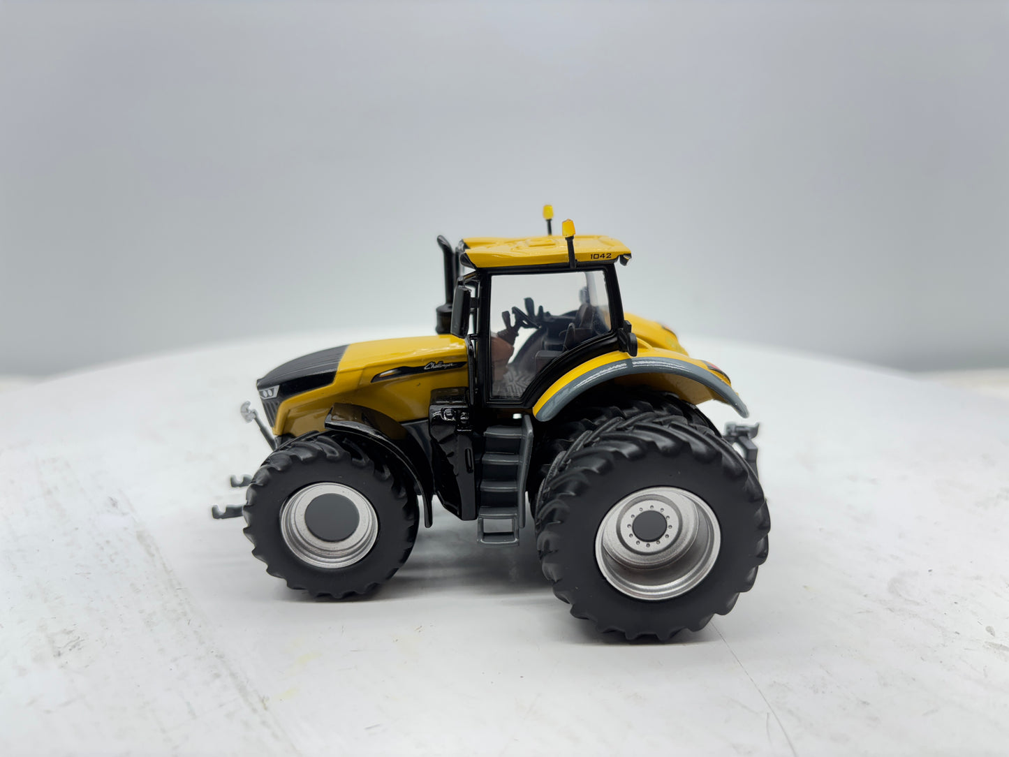 1/64 Challenger 1042 Rear Duals