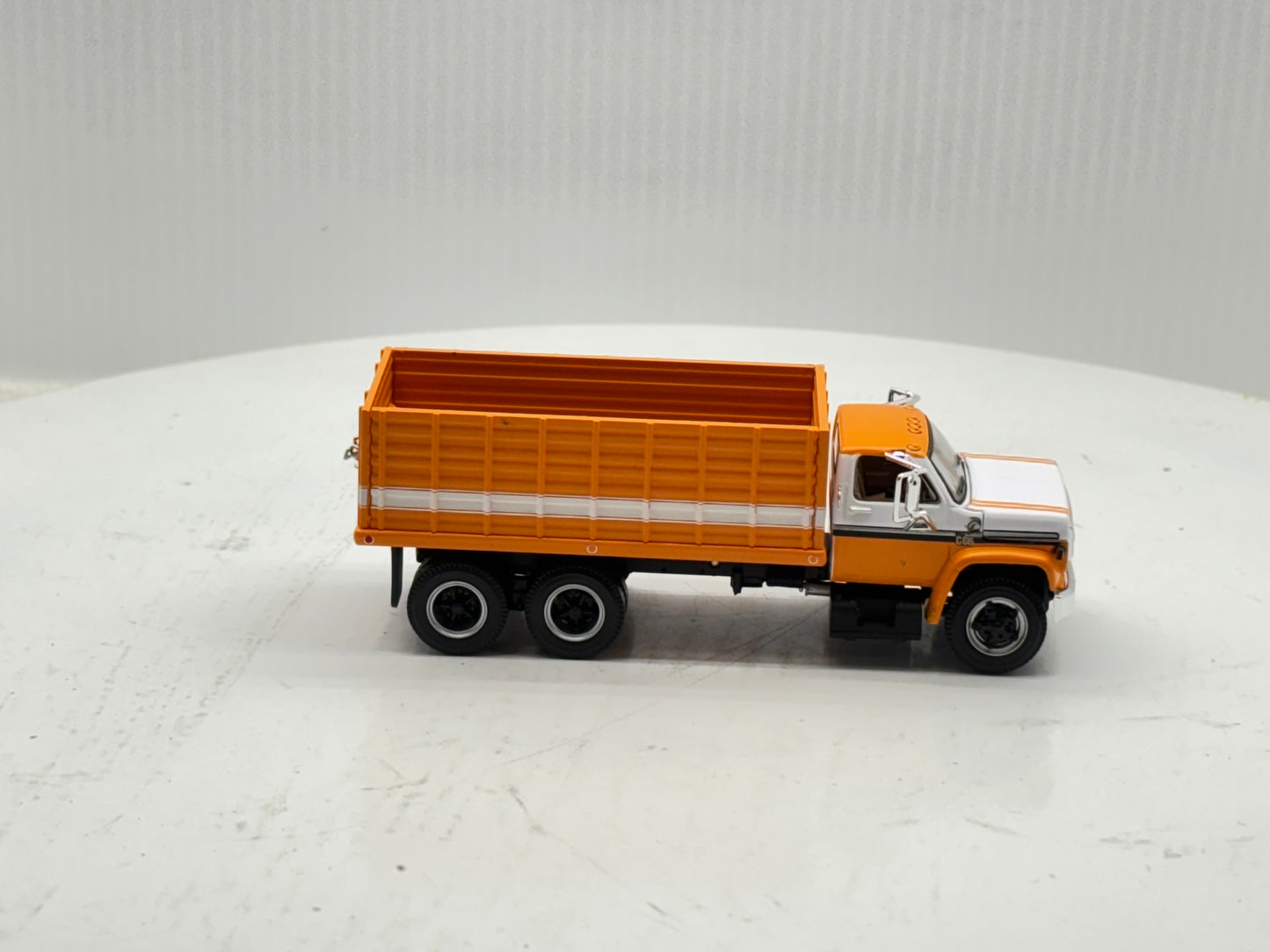1/64 Chevrolet C65 Tandem Orange