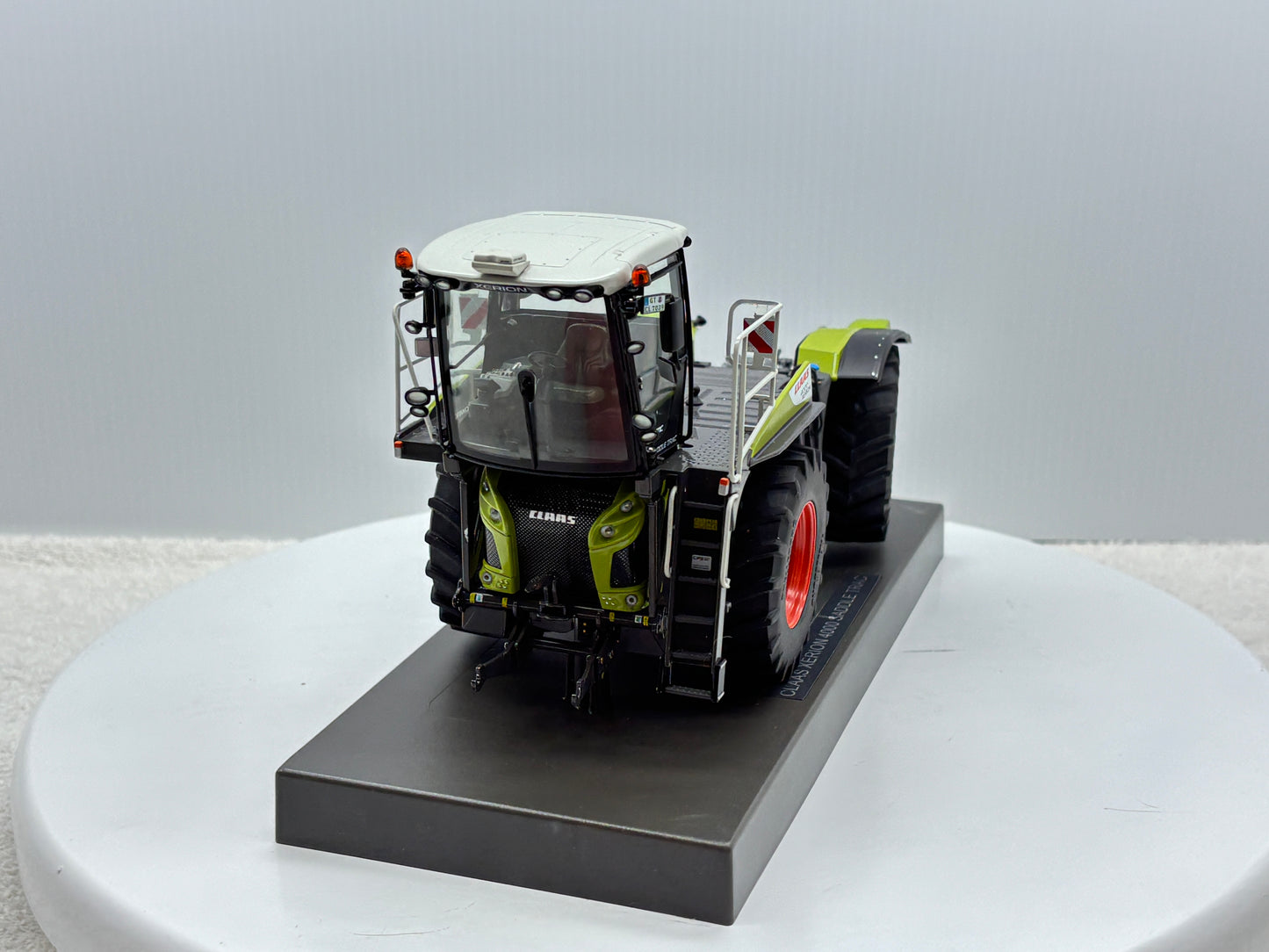 1/32 Claas Xerion 4000 Saddle Trac