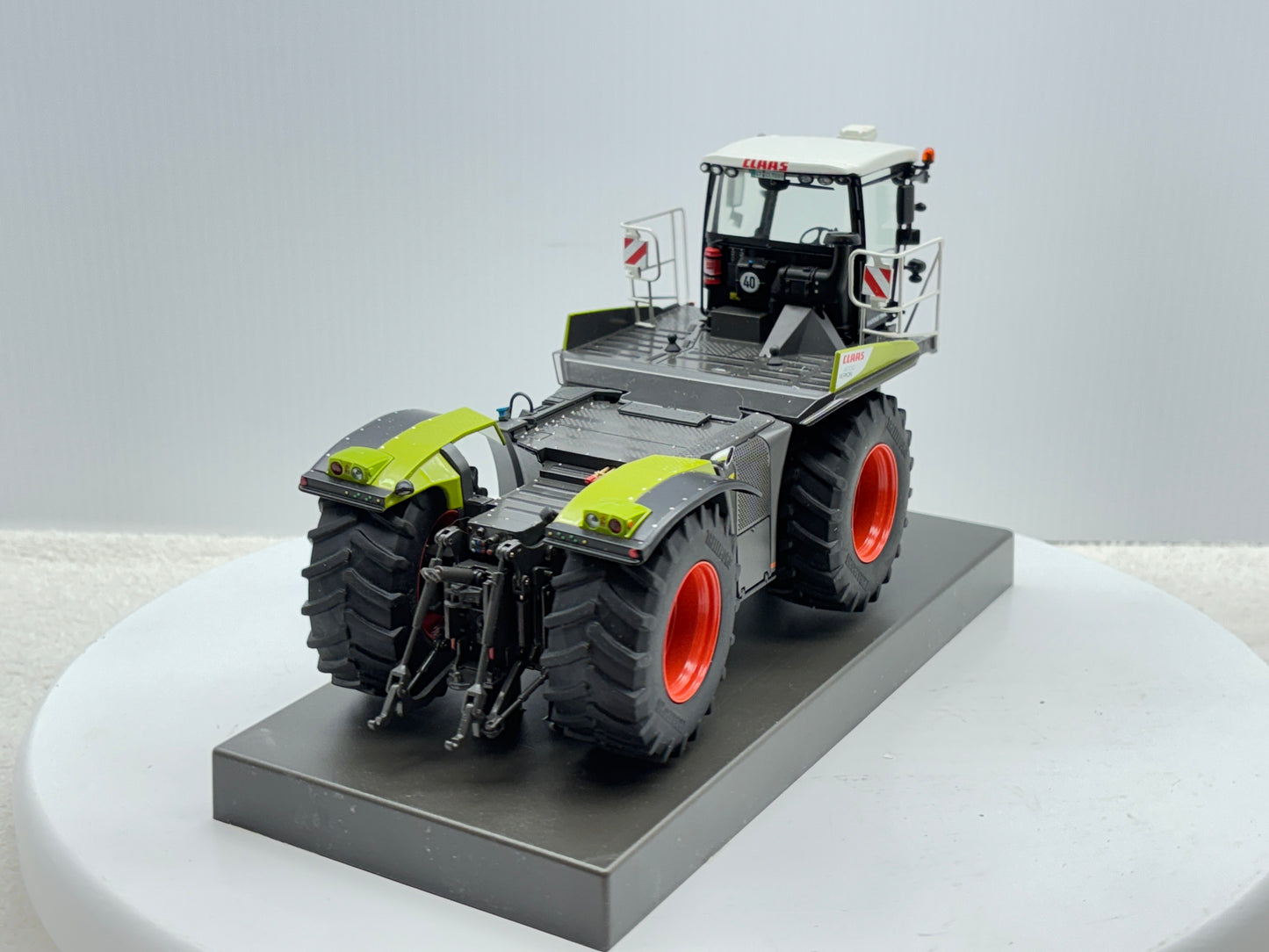 1/32 Claas Xerion 4000 Saddle Trac