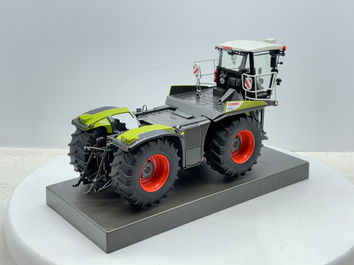 1/32 Claas Xerion 4000 Saddle Trac