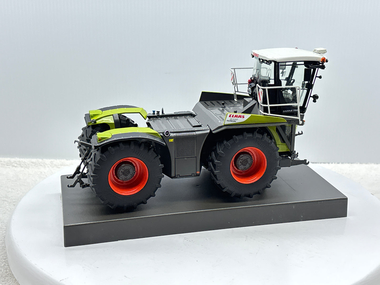 1/32 Claas Xerion 4000 Saddle Trac