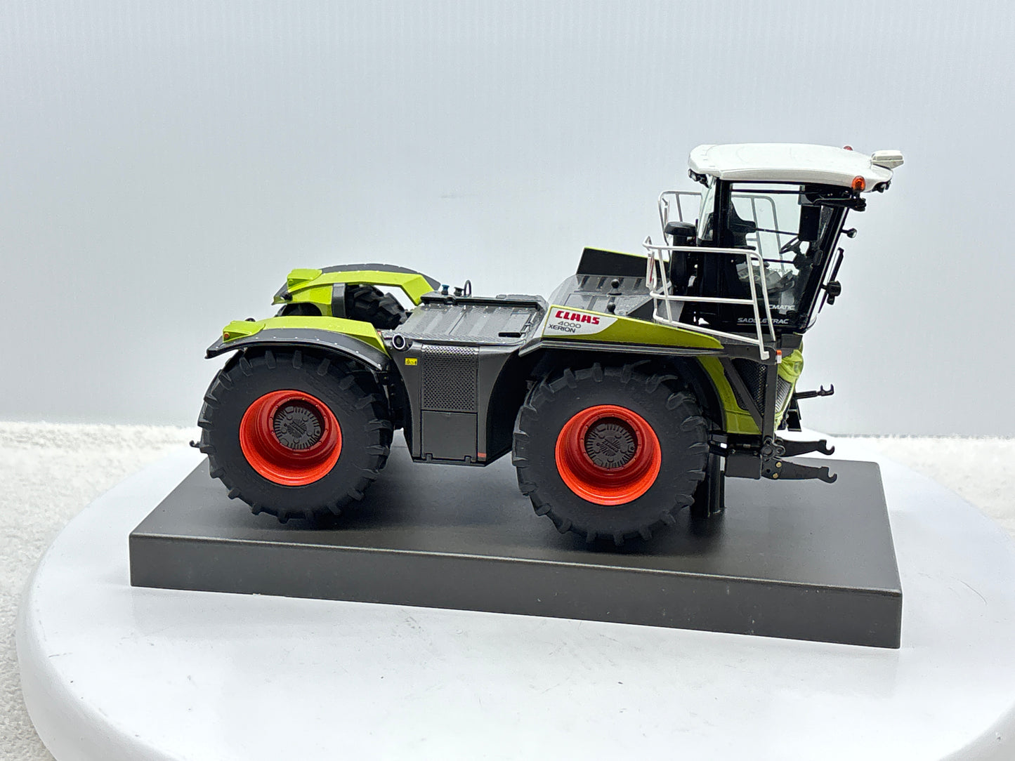 1/32 Claas Xerion 4000 Saddle Trac