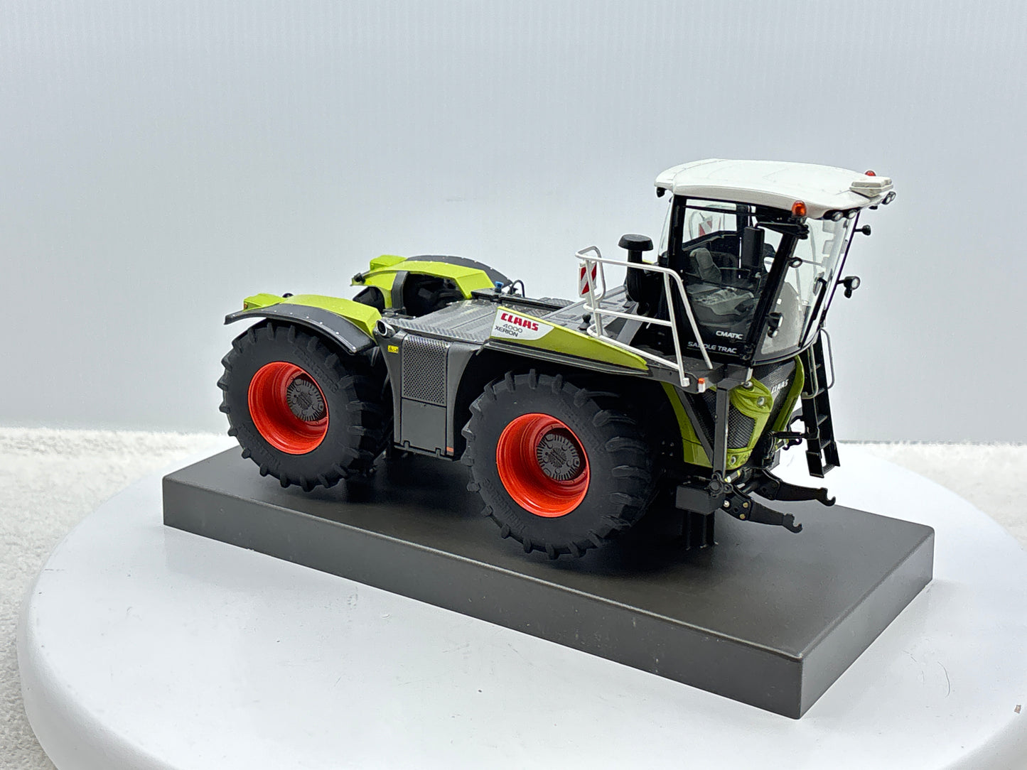 1/32 Claas Xerion 4000 Saddle Trac