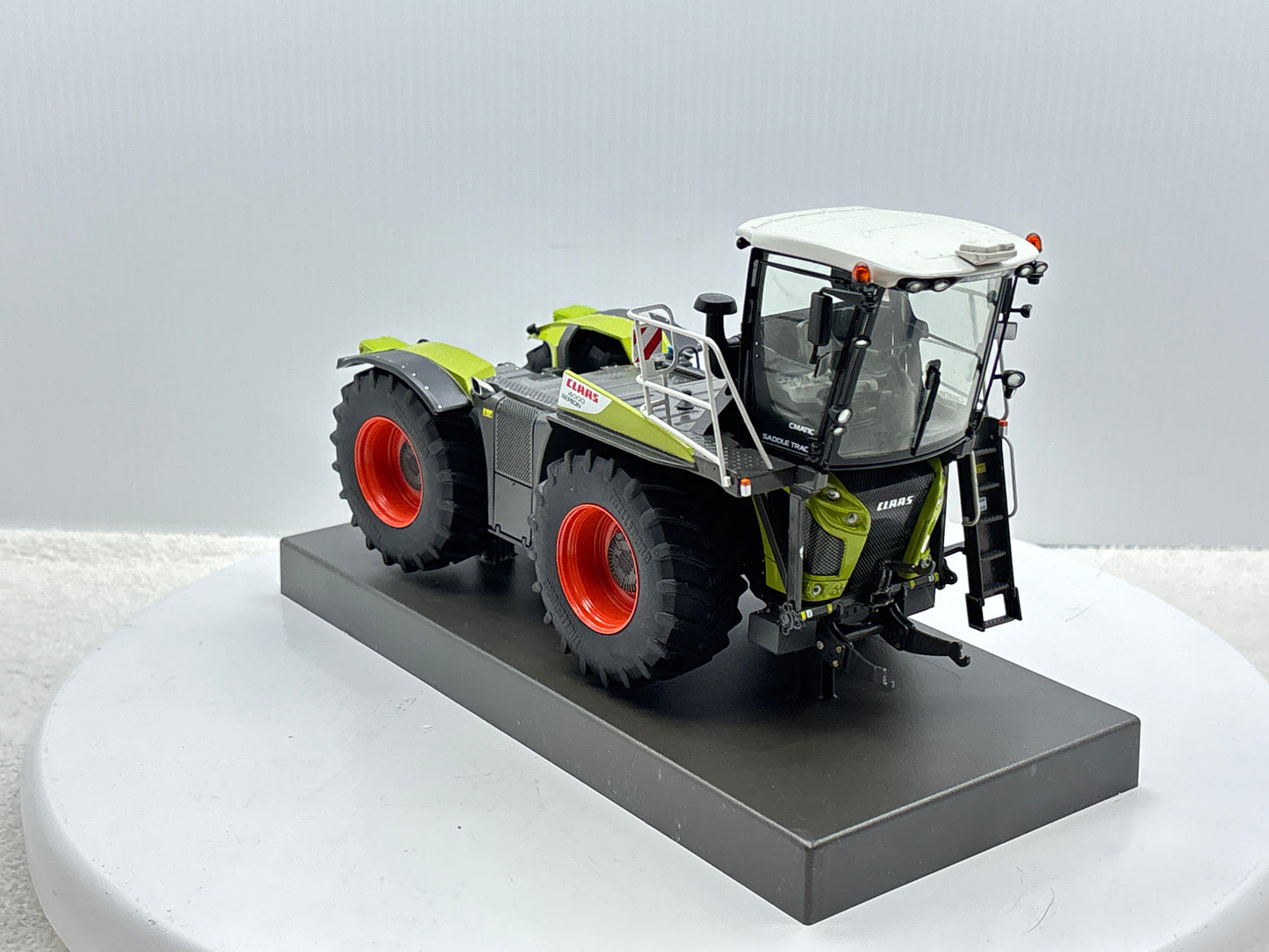 1/32 Claas Xerion 4000 Saddle Trac
