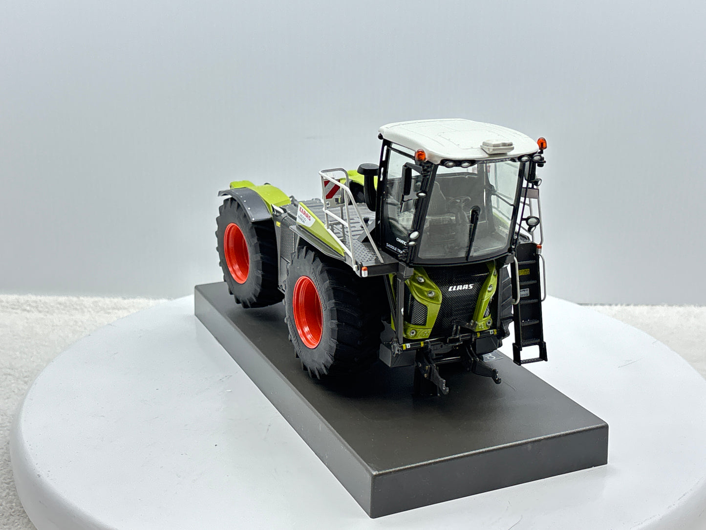 1/32 Claas Xerion 4000 Saddle Trac