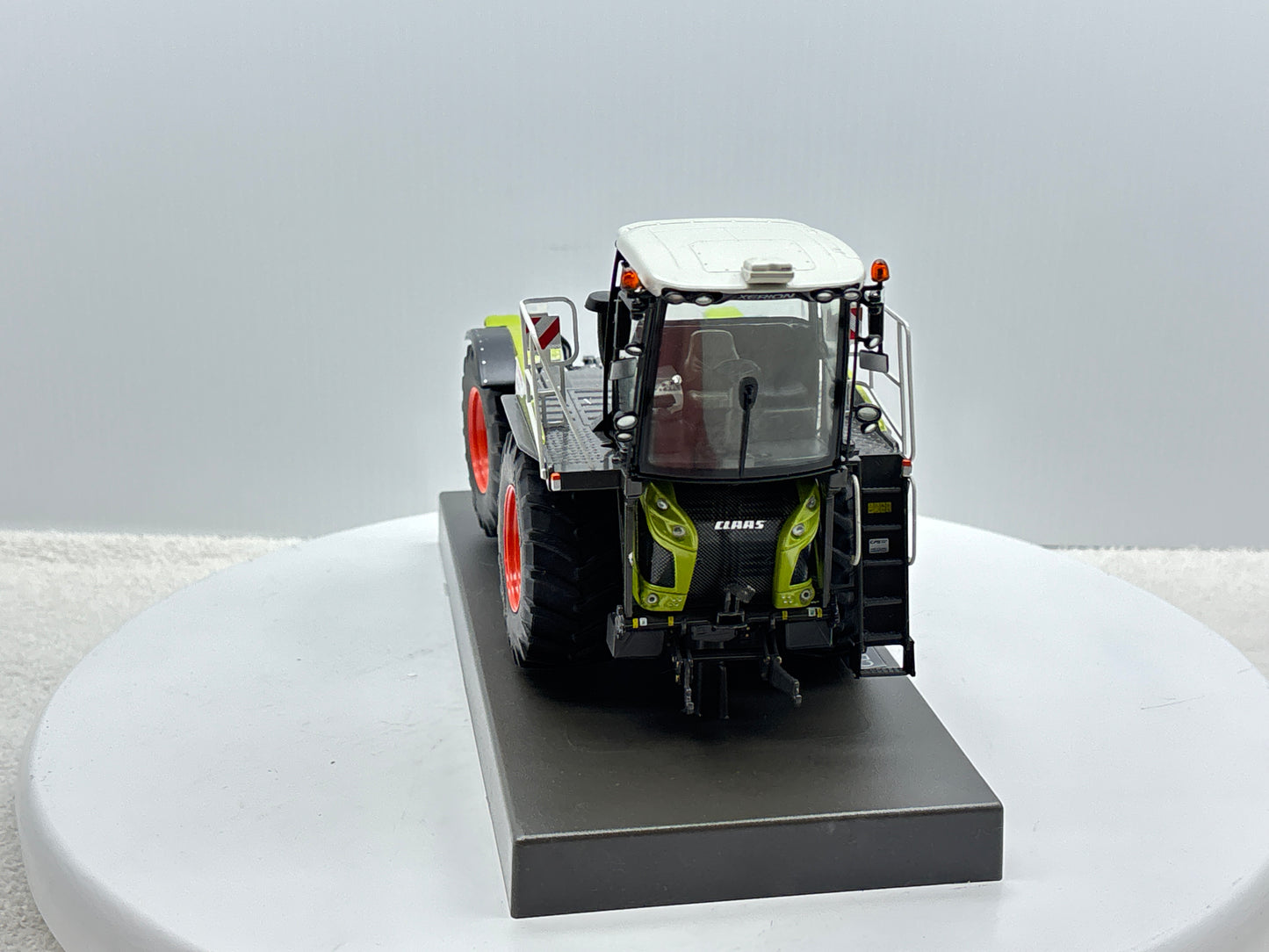 1/32 Claas Xerion 4000 Saddle Trac