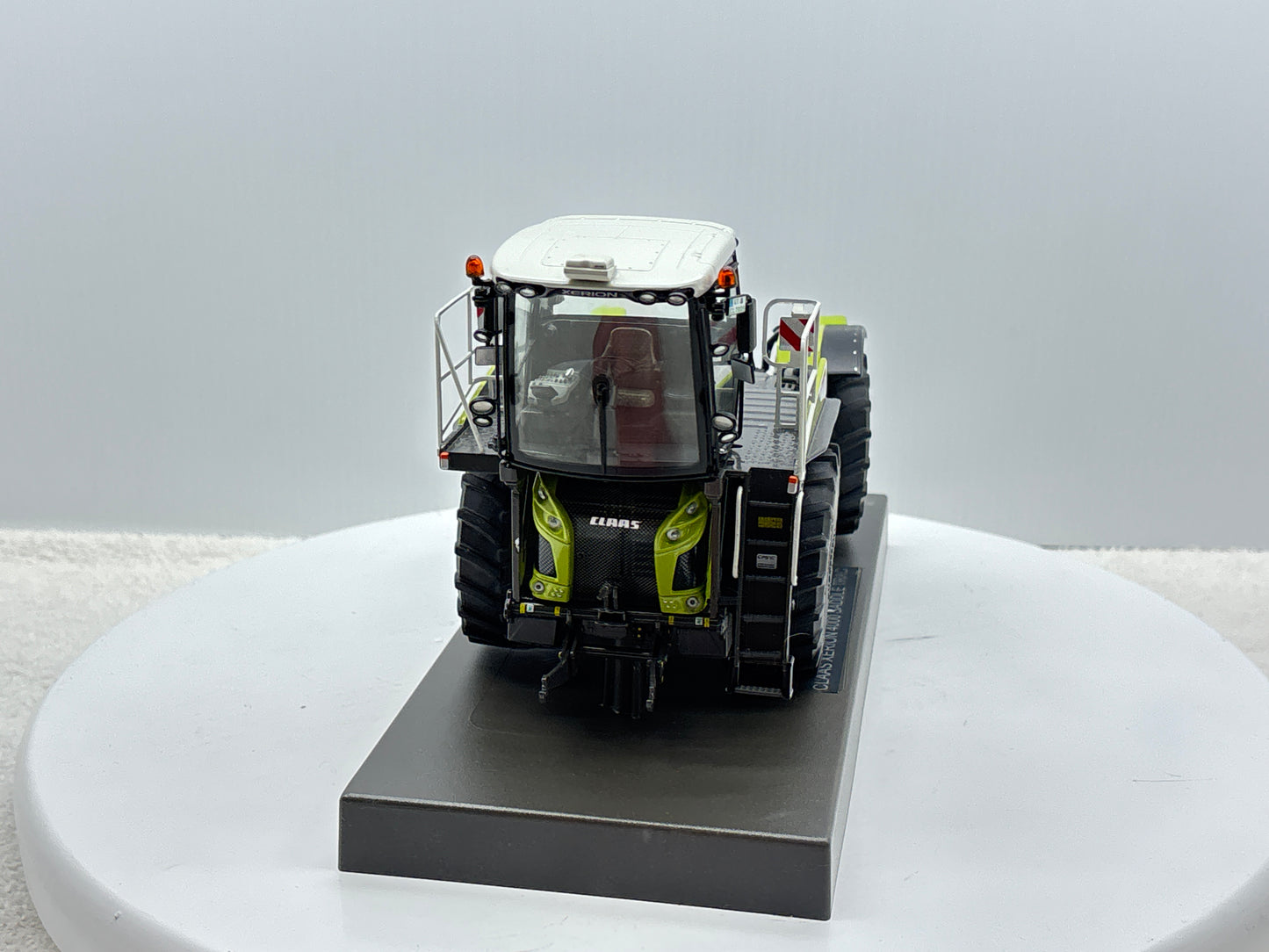 1/32 Claas Xerion 4000 Saddle Trac