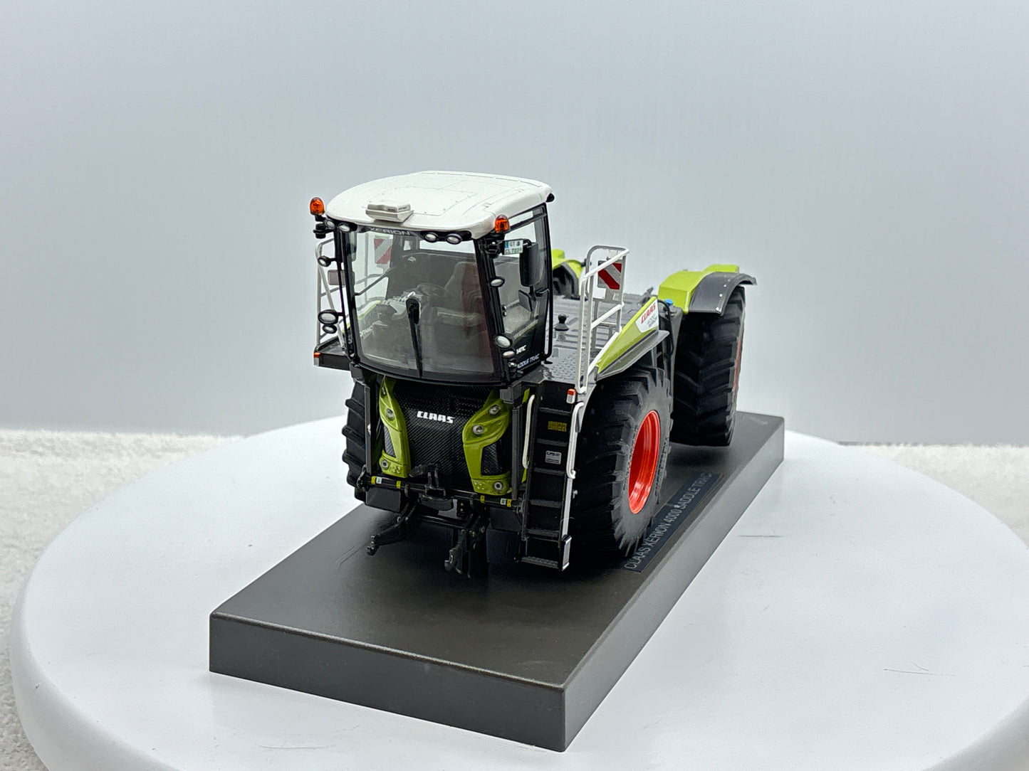 1/32 Claas Xerion 4000 Saddle Trac