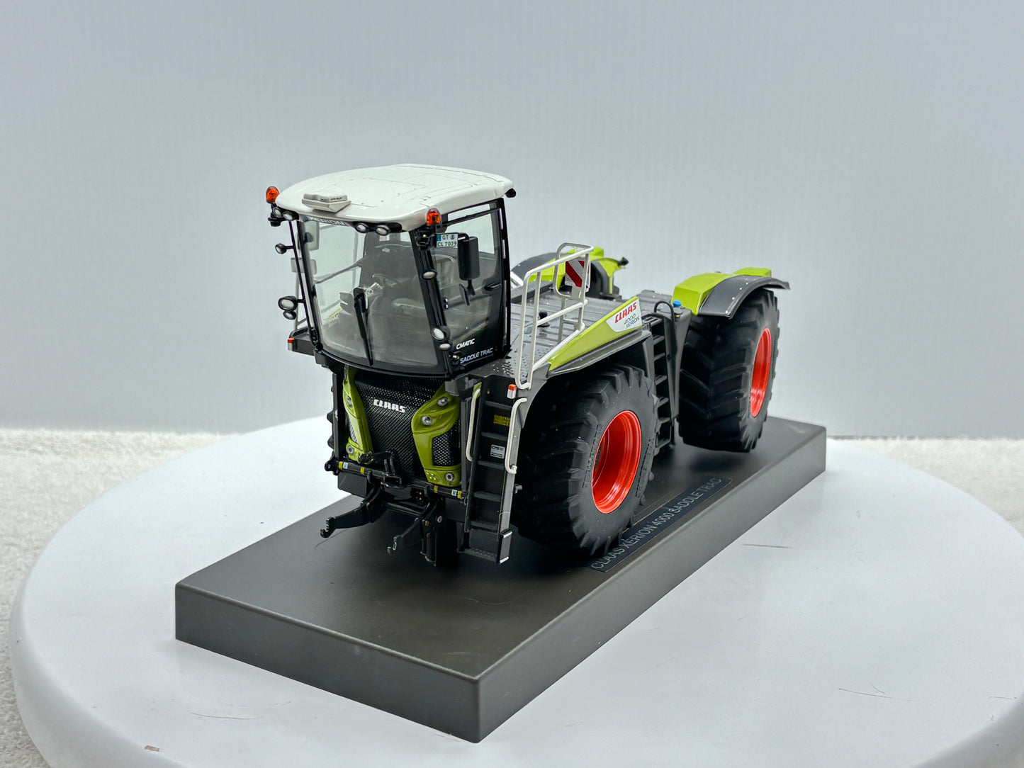 1/32 Claas Xerion 4000 Saddle Trac
