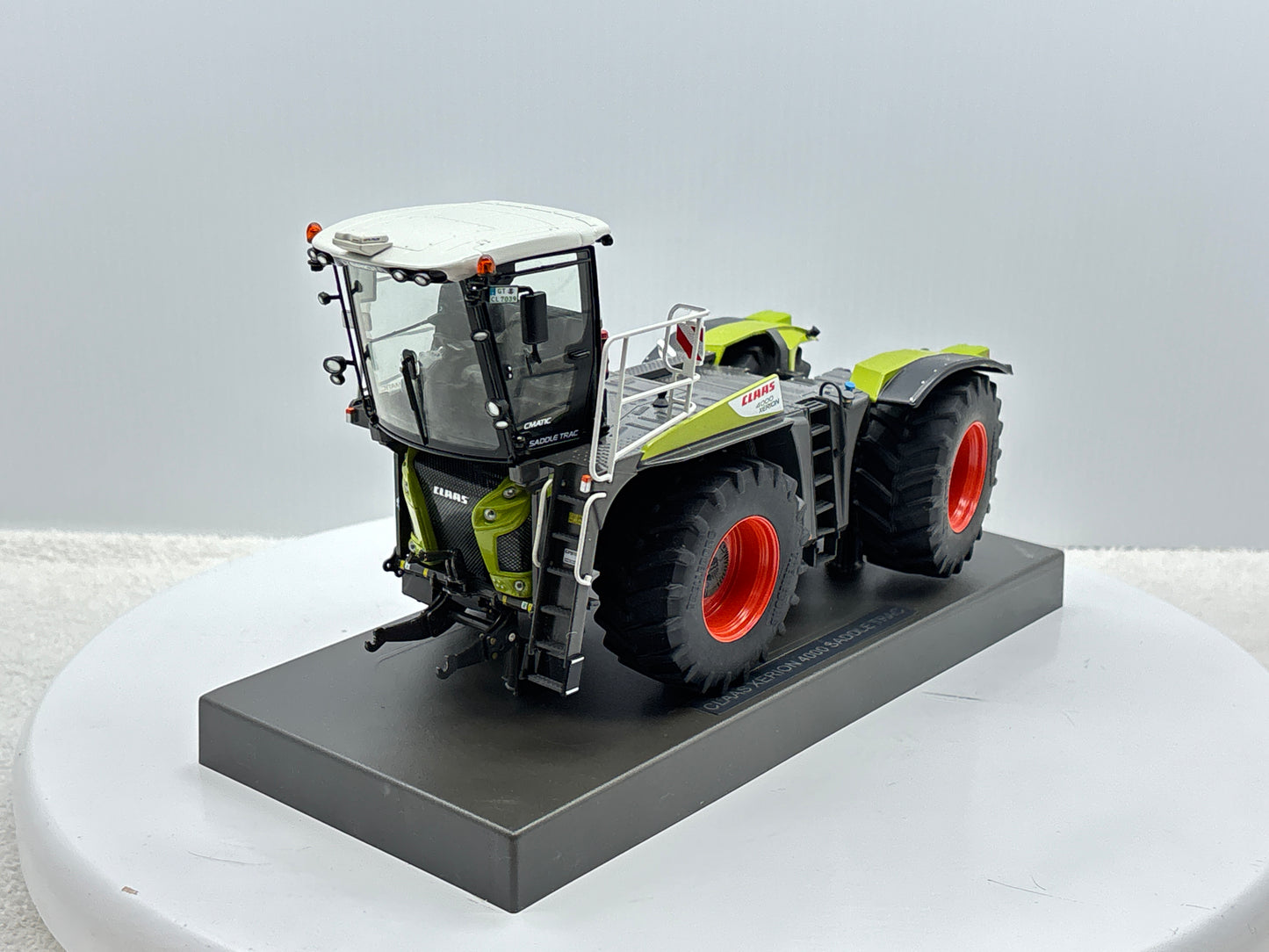 1/32 Claas Xerion 4000 Saddle Trac