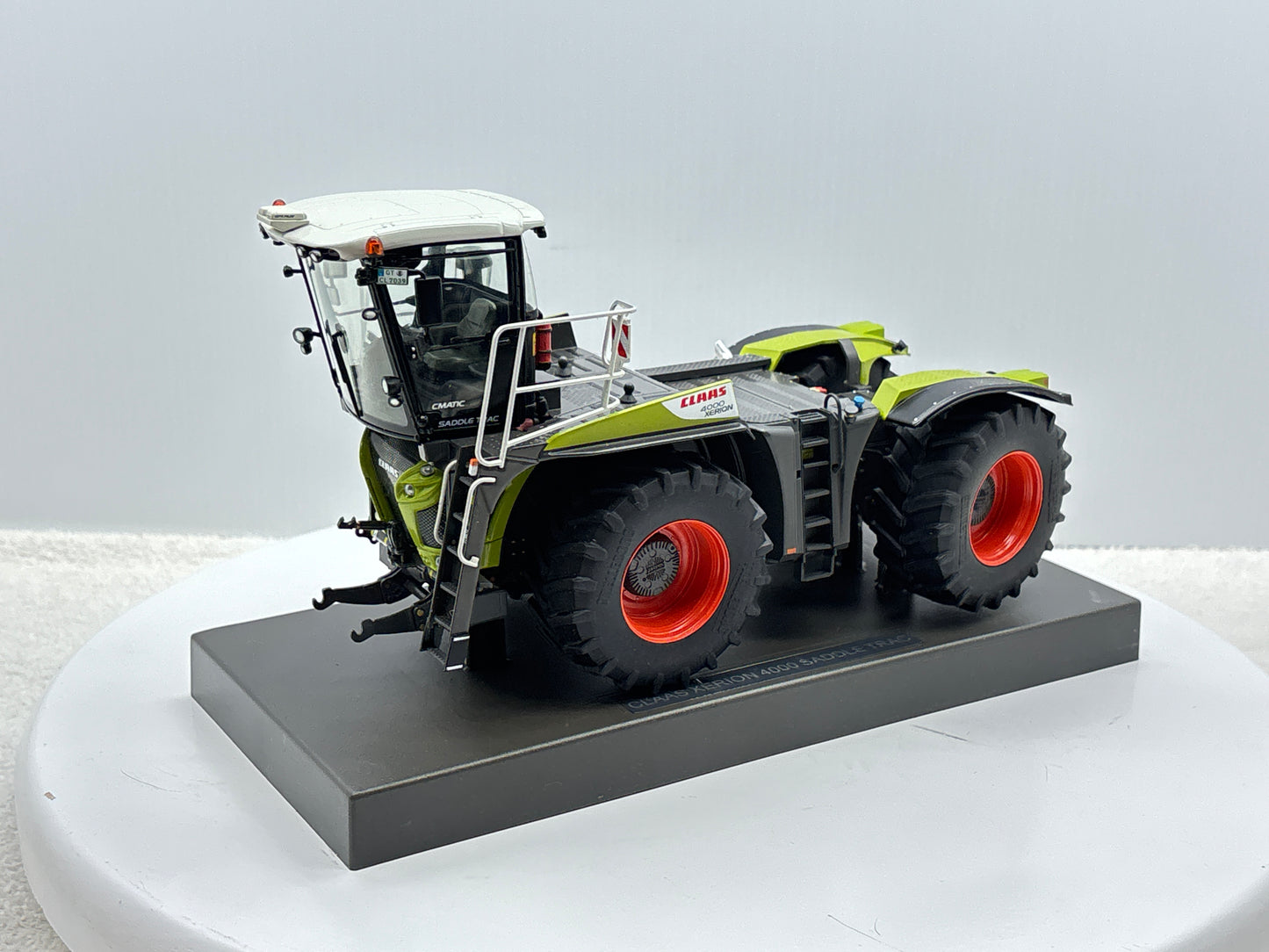 1/32 Claas Xerion 4000 Saddle Trac