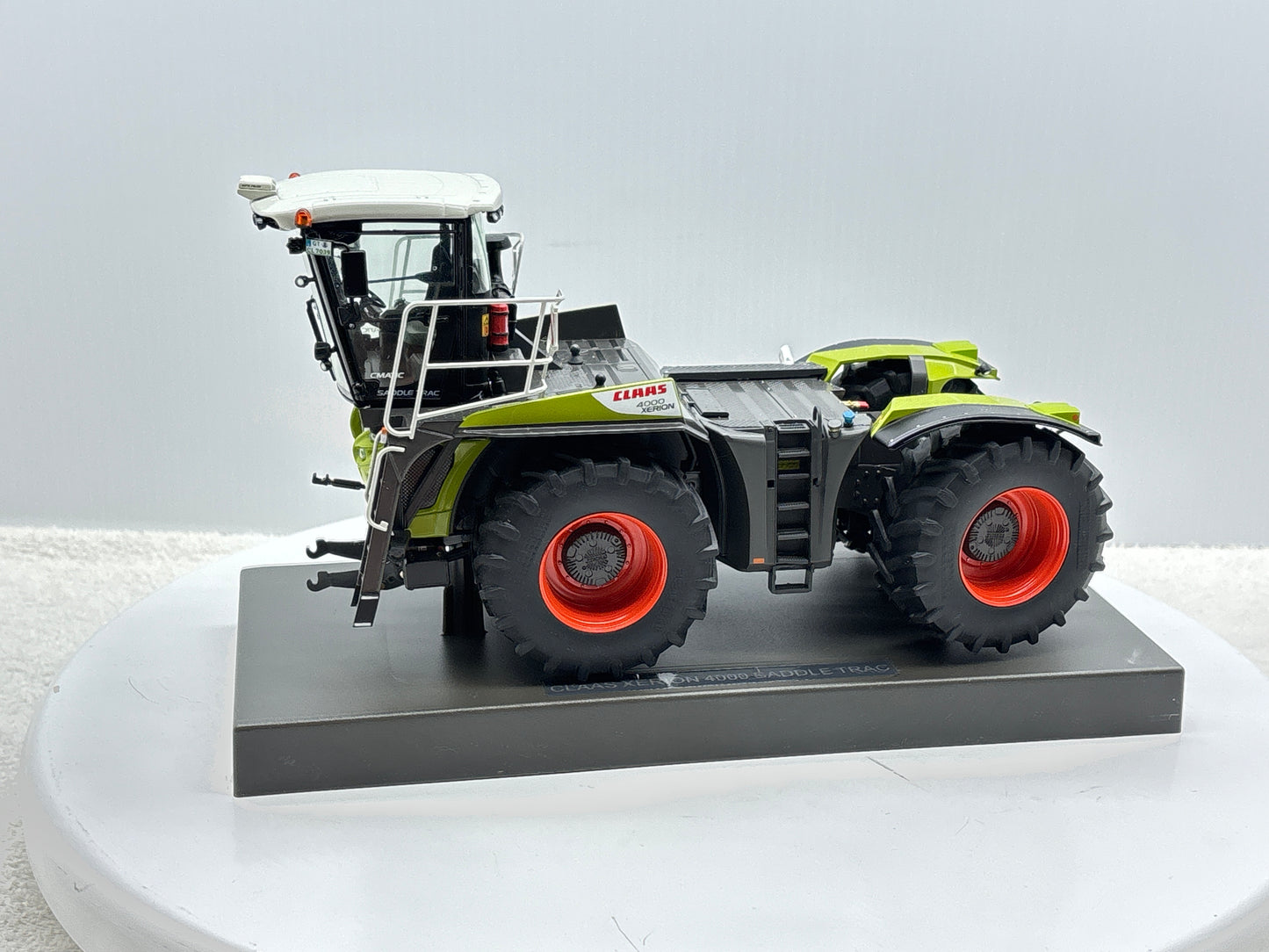 1/32 Claas Xerion 4000 Saddle Trac