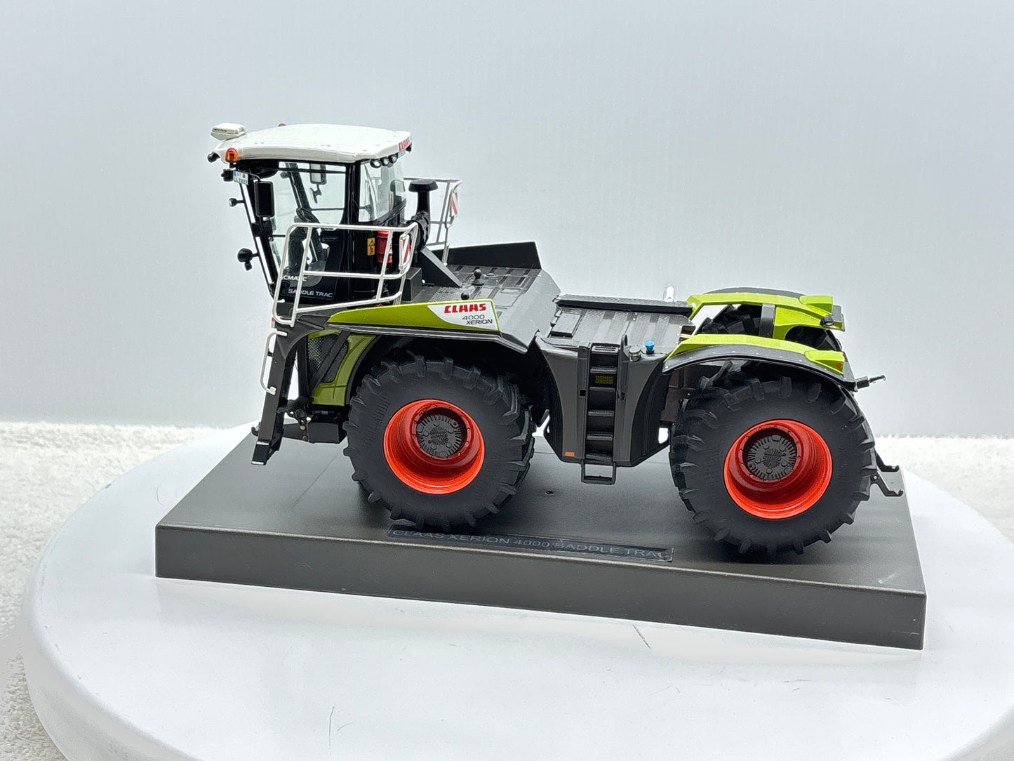 1/32 Claas Xerion 4000 Saddle Trac