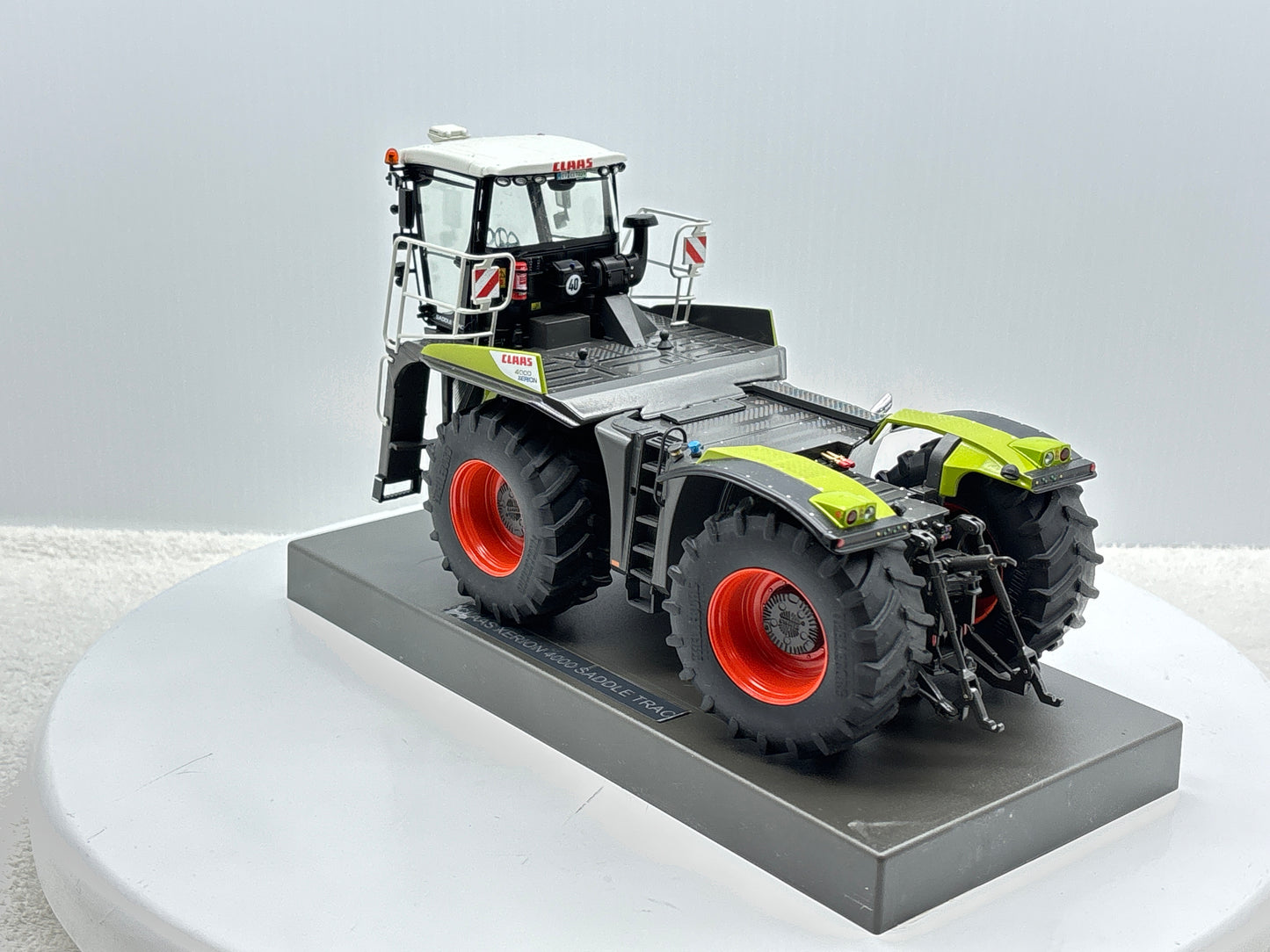 1/32 Claas Xerion 4000 Saddle Trac