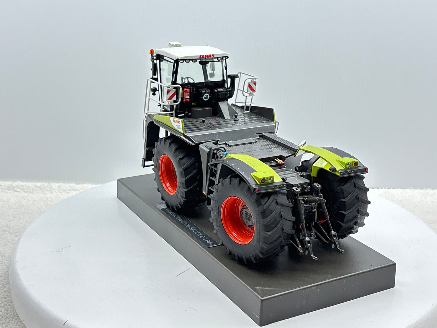 1/32 Claas Xerion 4000 Saddle Trac