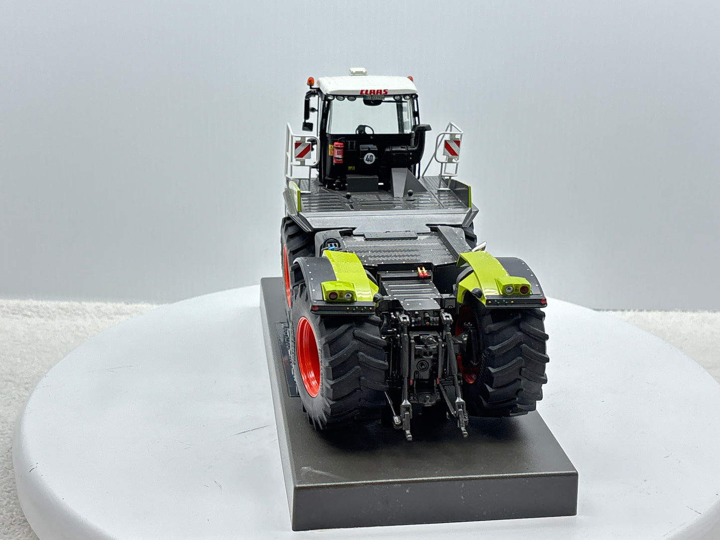 1/32 Claas Xerion 4000 Saddle Trac