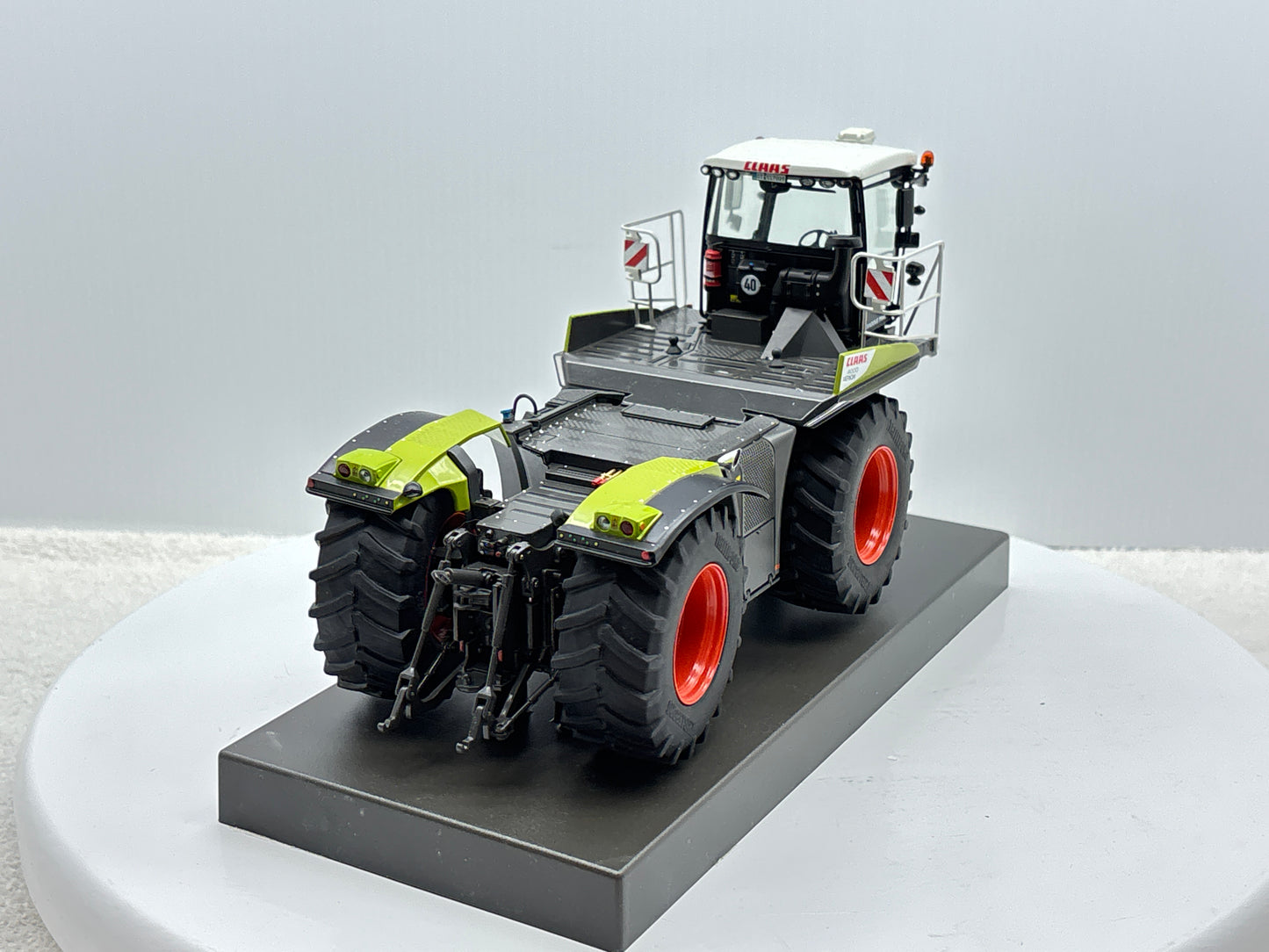 1/32 Claas Xerion 4000 Saddle Trac