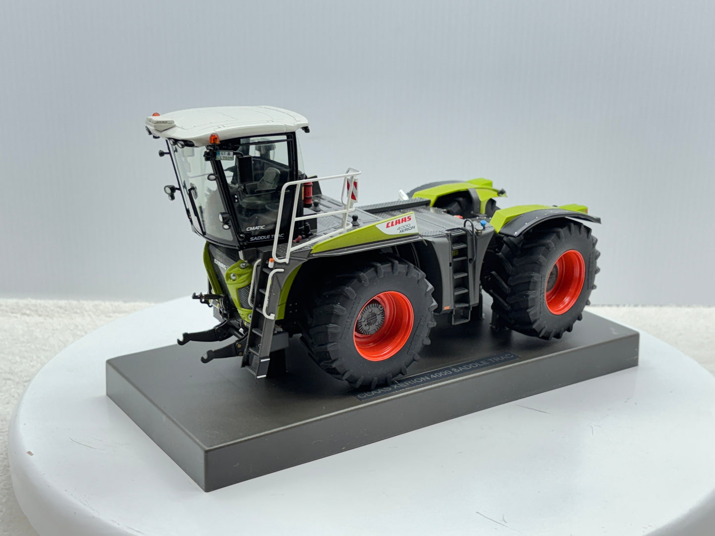 1/32 Claas Xerion 4000 Saddle Trac