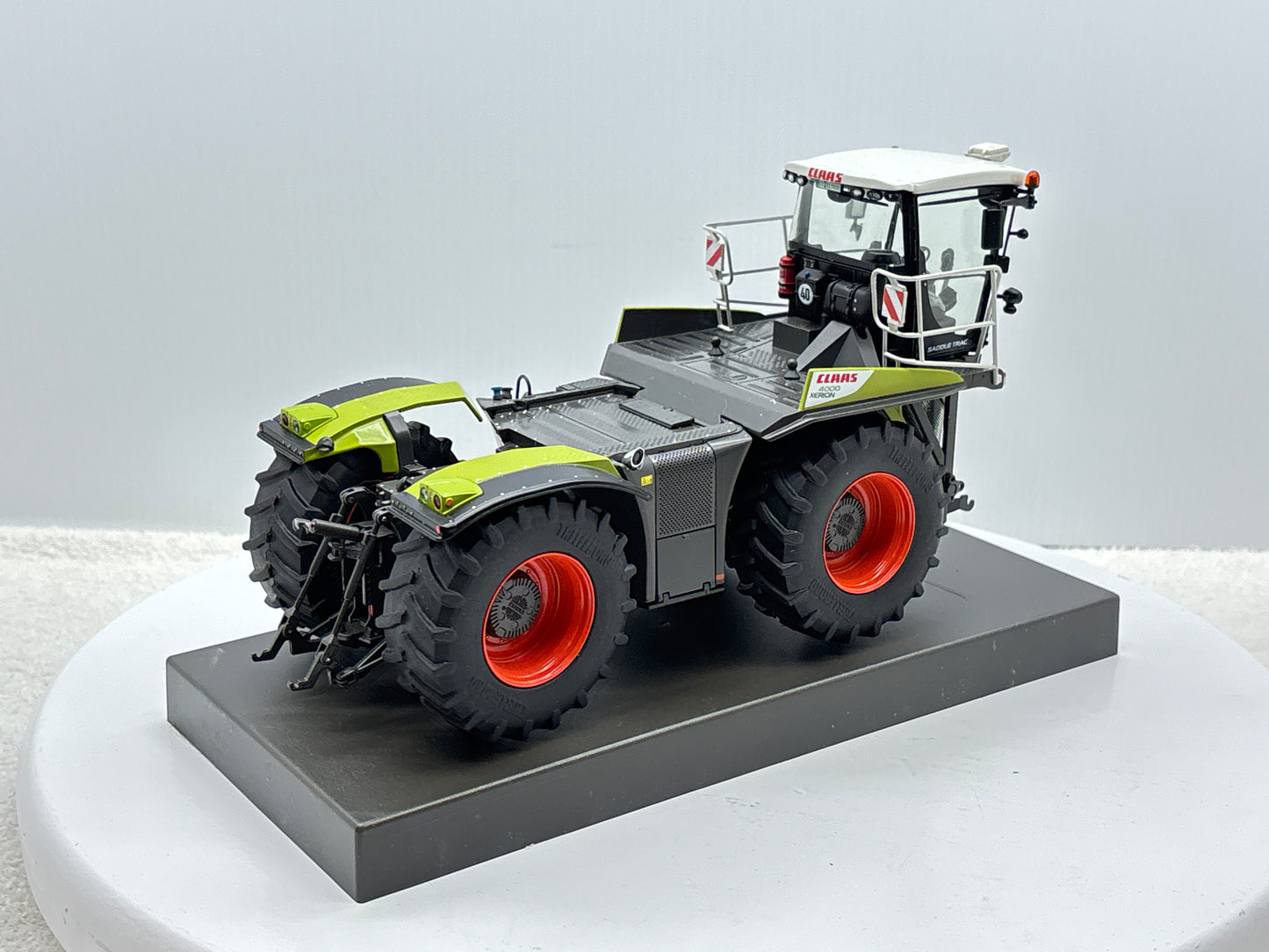 1/32 Claas Xerion 4000 Saddle Trac