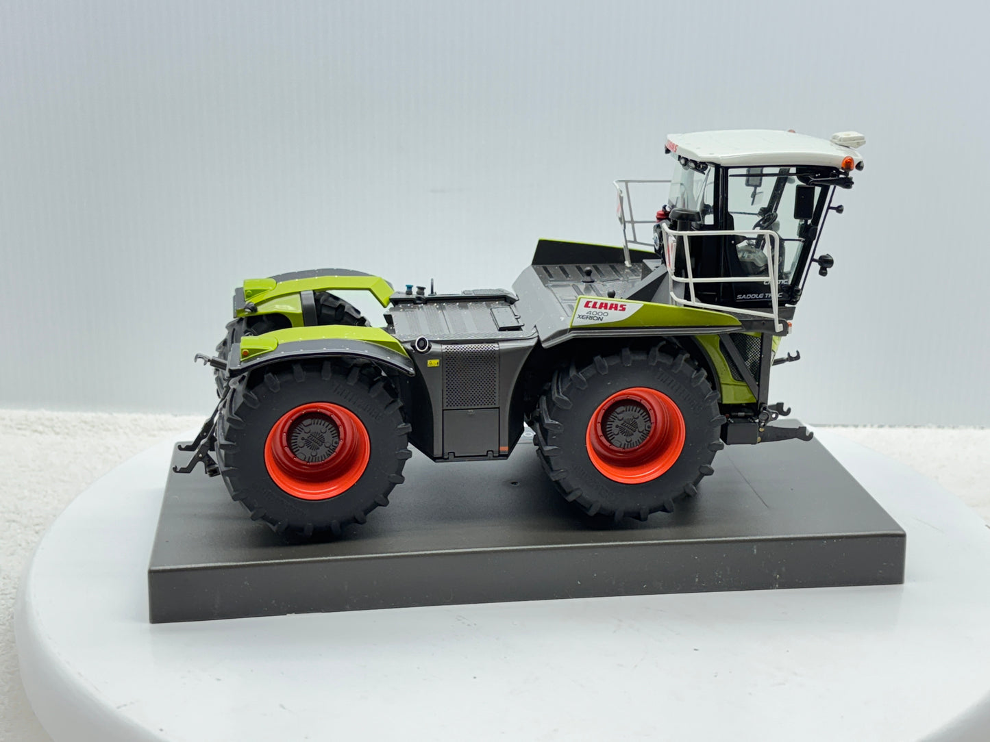 1/32 Claas Xerion 4000 Saddle Trac