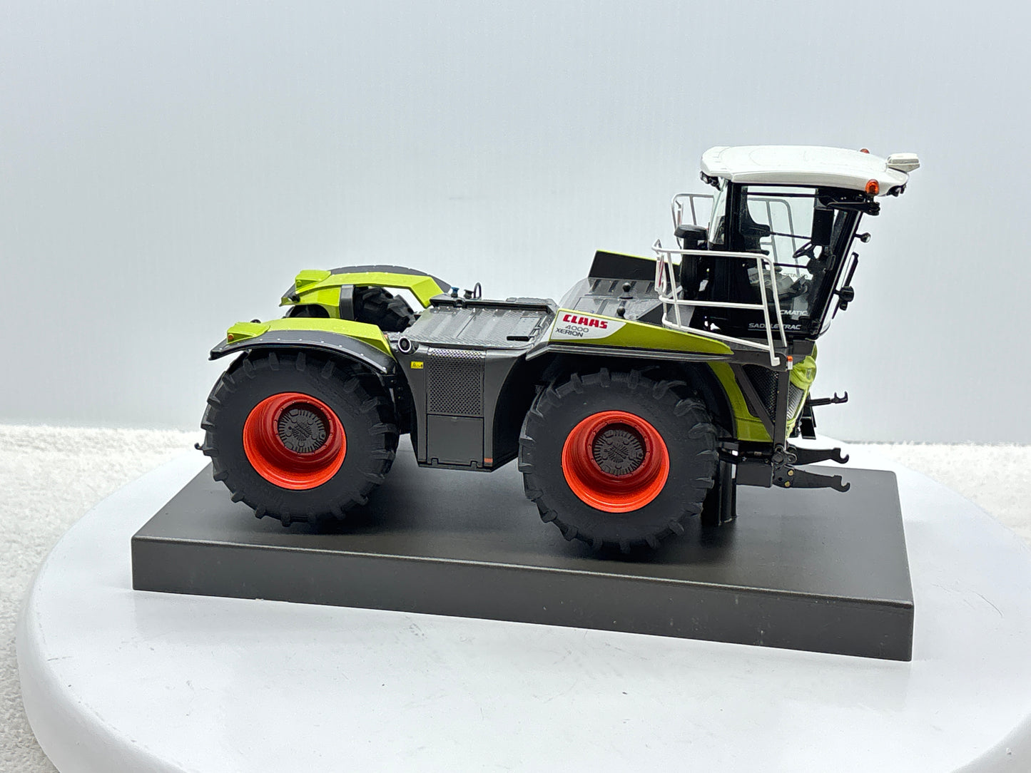 1/32 Claas Xerion 4000 Saddle Trac
