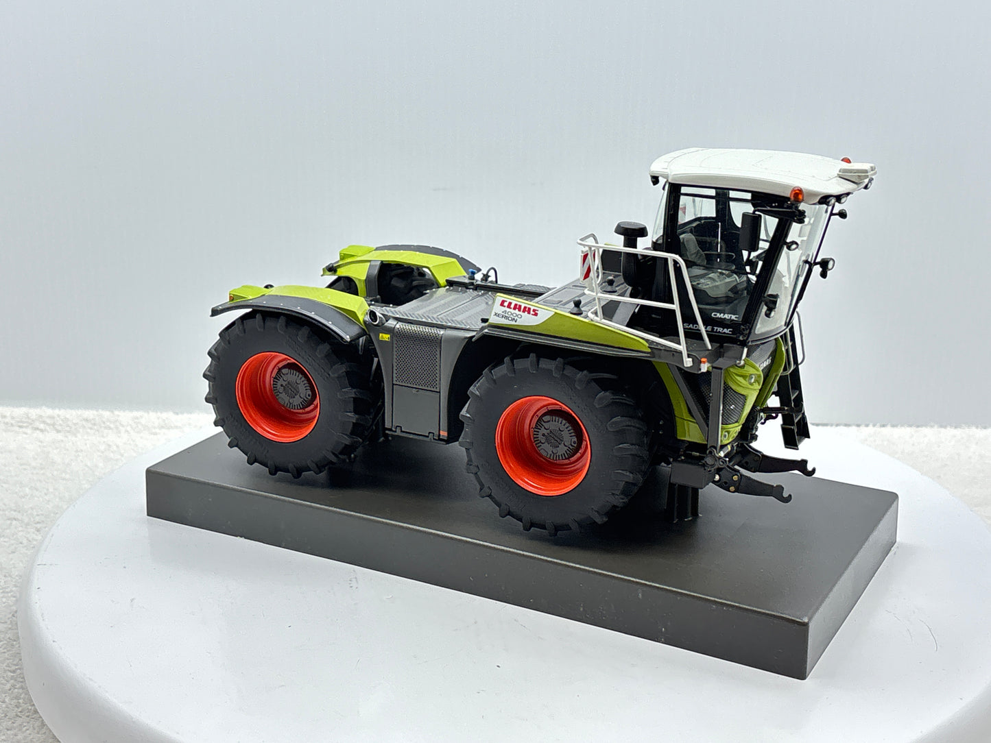 1/32 Claas Xerion 4000 Saddle Trac
