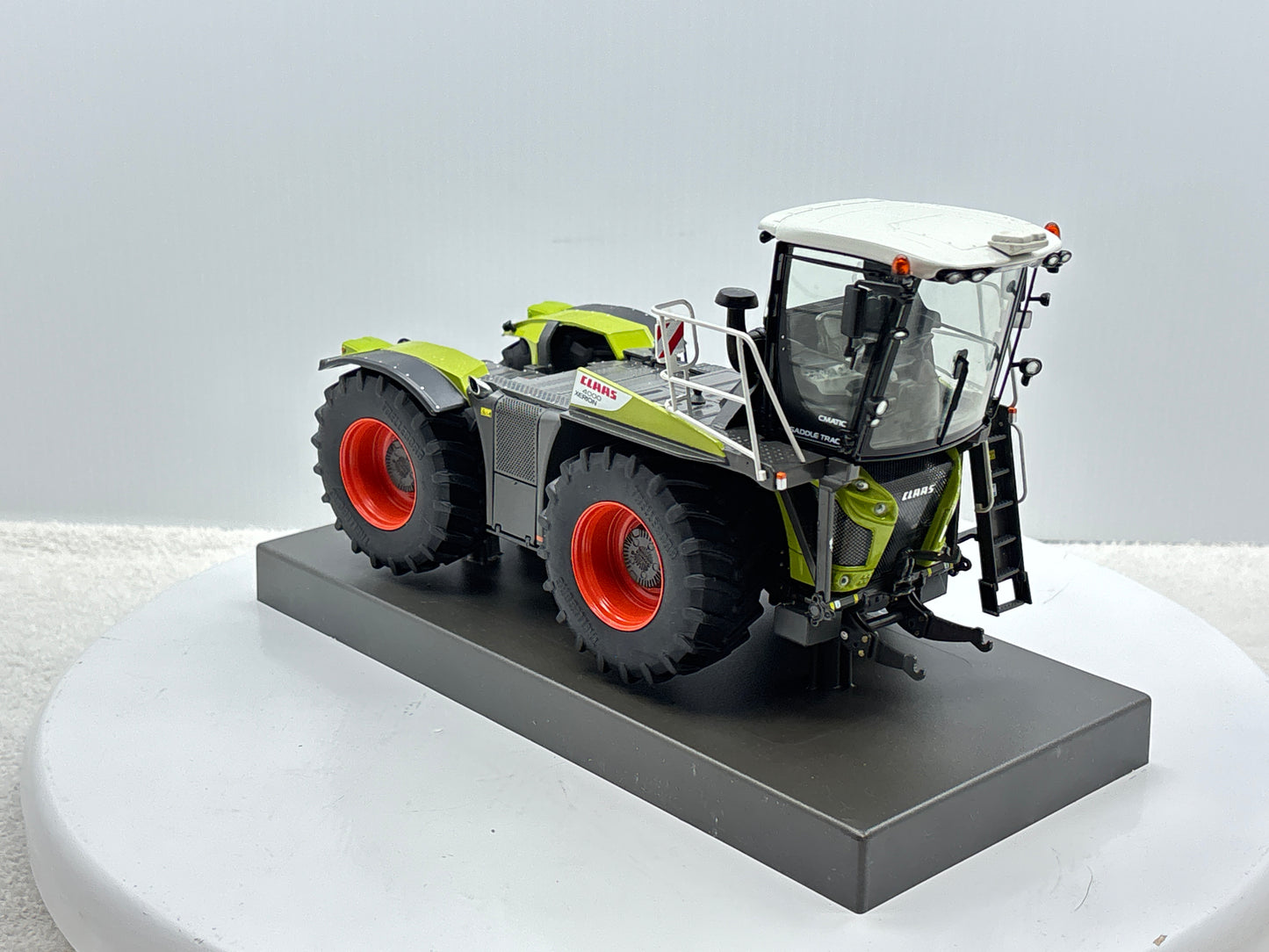 1/32 Claas Xerion 4000 Saddle Trac
