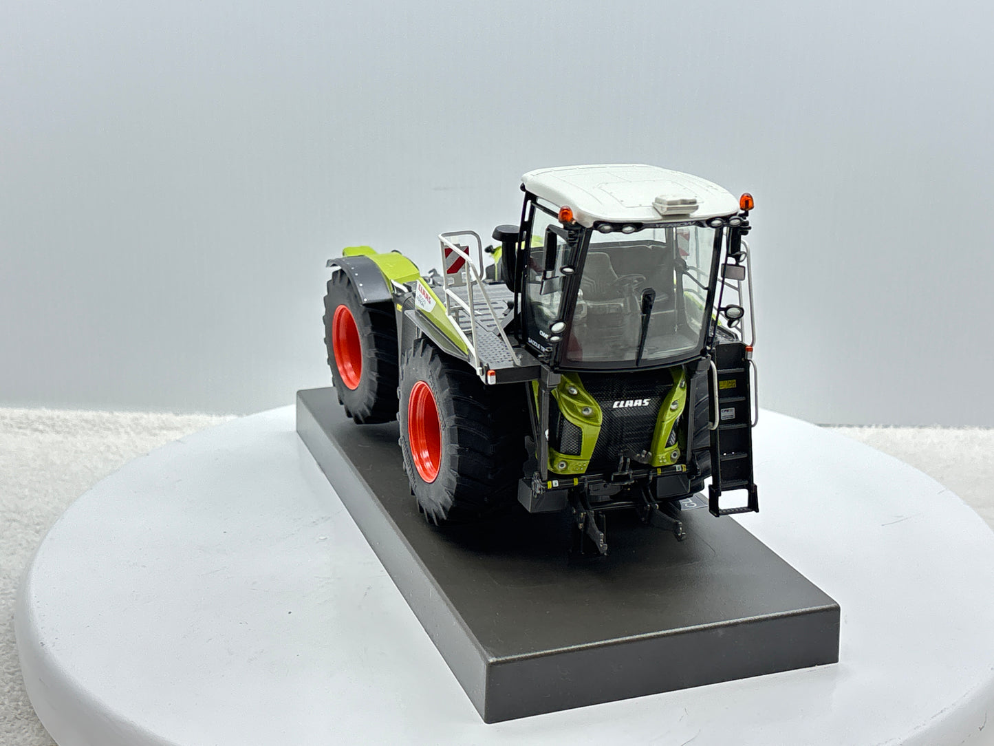 1/32 Claas Xerion 4000 Saddle Trac