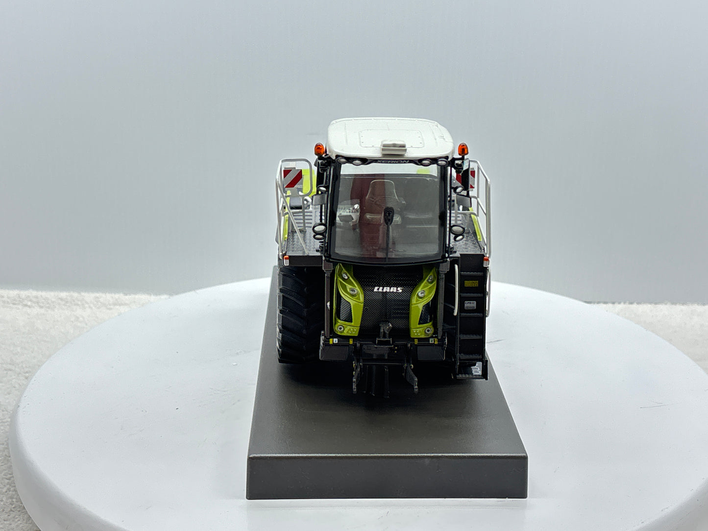 1/32 Claas Xerion 4000 Saddle Trac