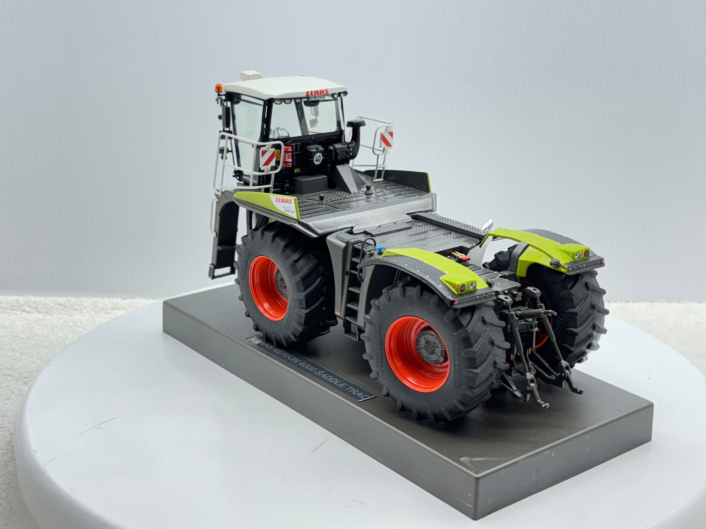 1/32 Claas Xerion 4000 Saddle Trac
