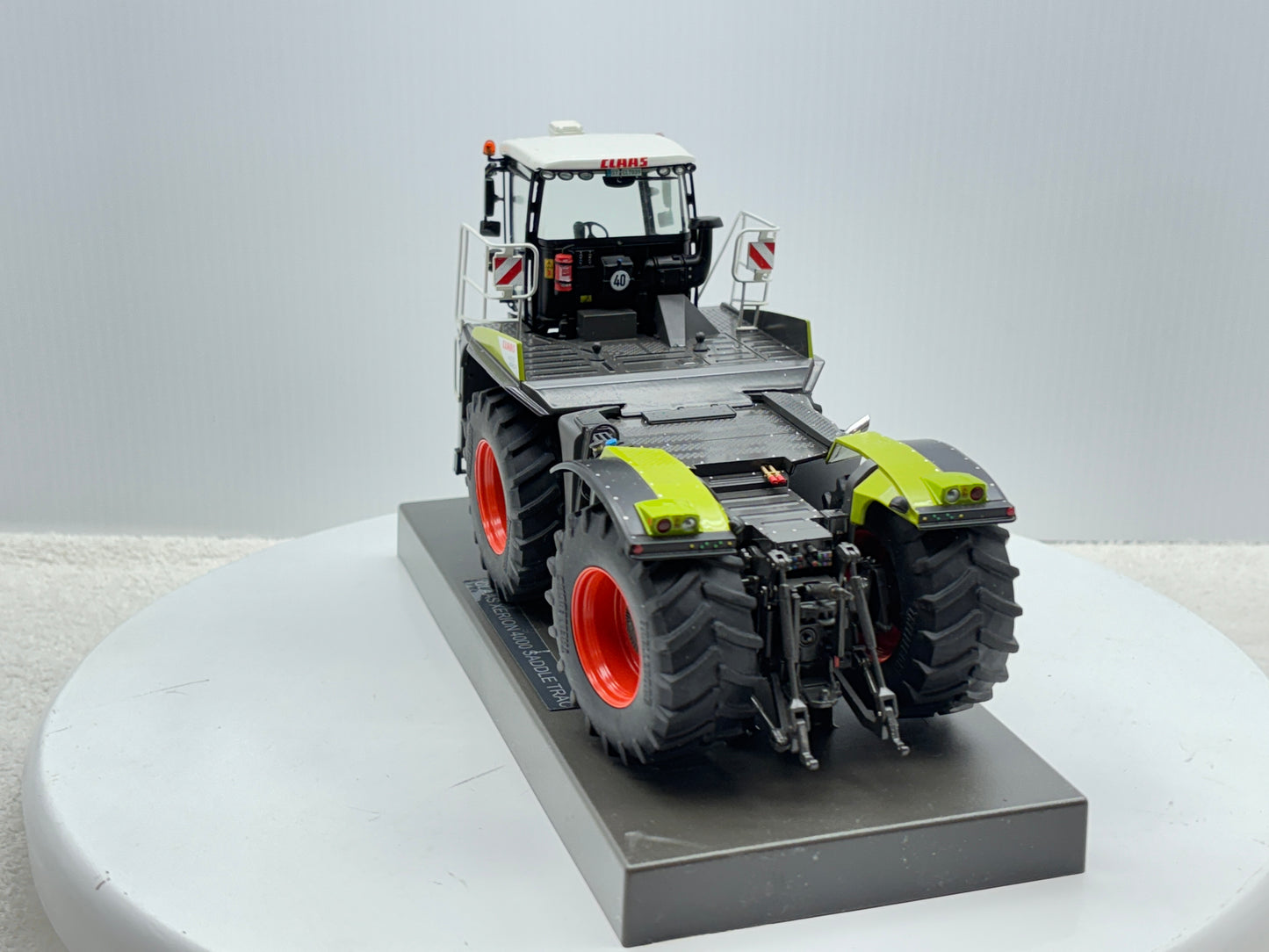 1/32 Claas Xerion 4000 Saddle Trac