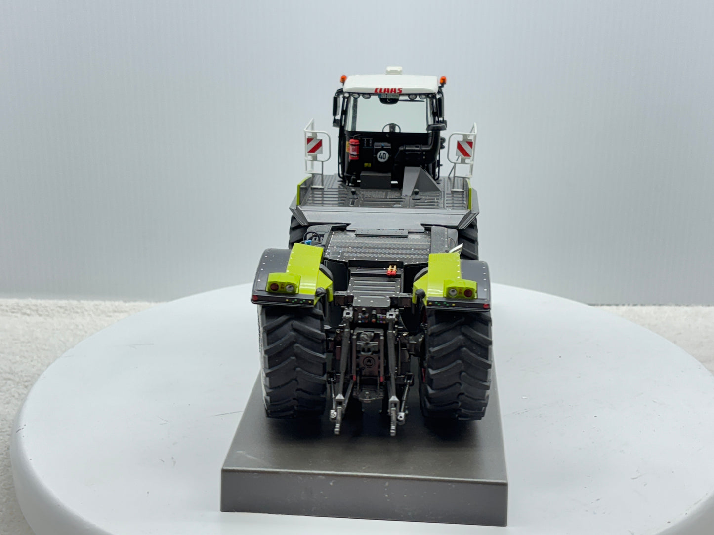 1/32 Claas Xerion 4000 Saddle Trac