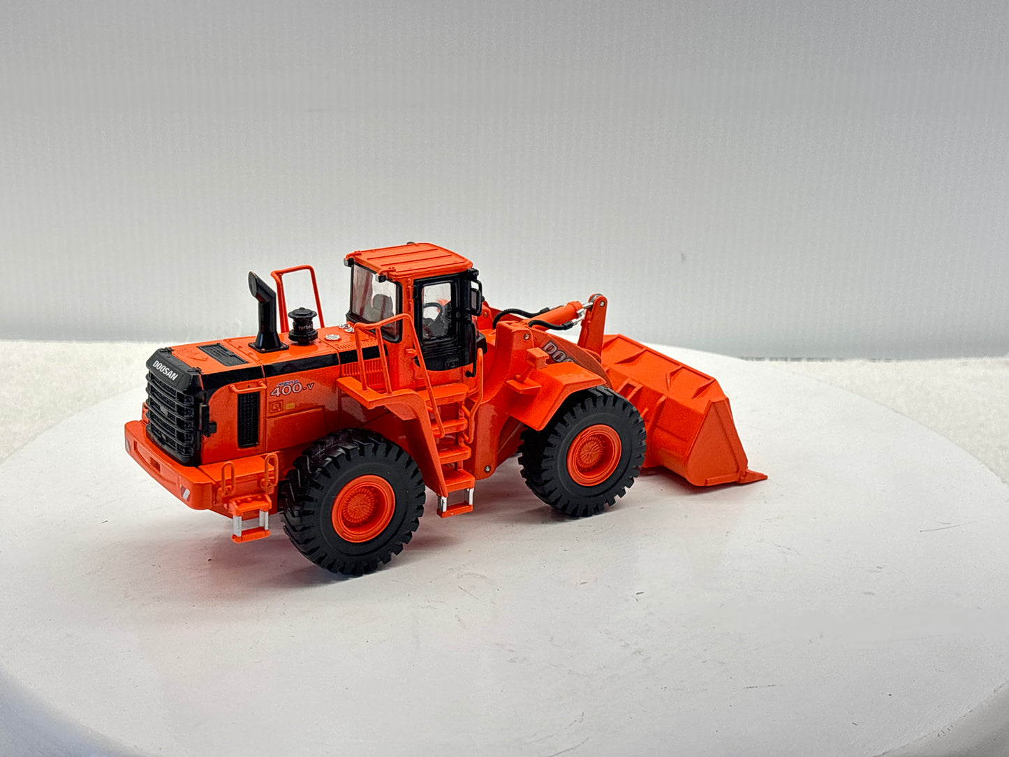 1/40 Doosan 400V Wheel Loader