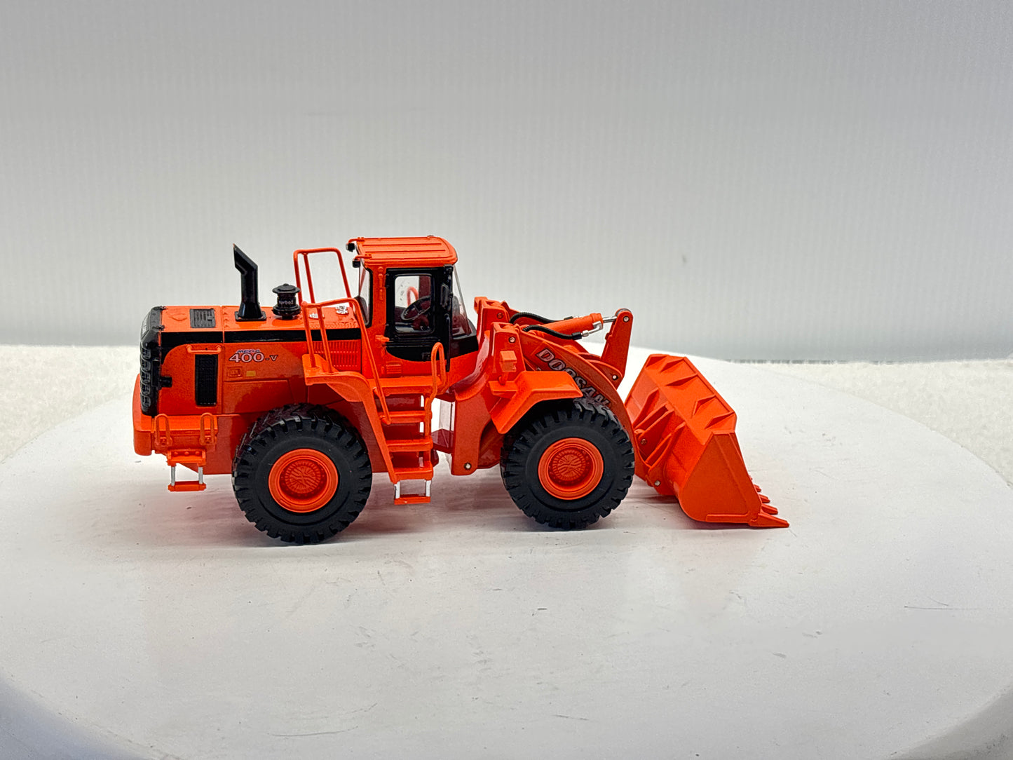1/40 Doosan 400V Wheel Loader