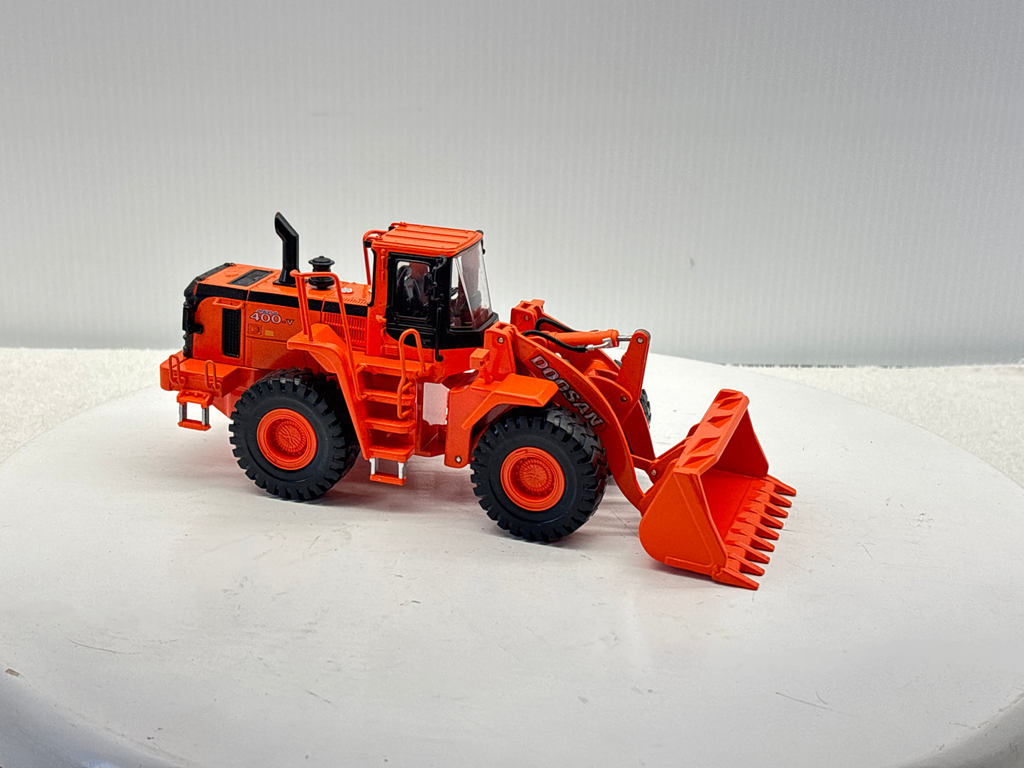 1/40 Doosan 400V Wheel Loader