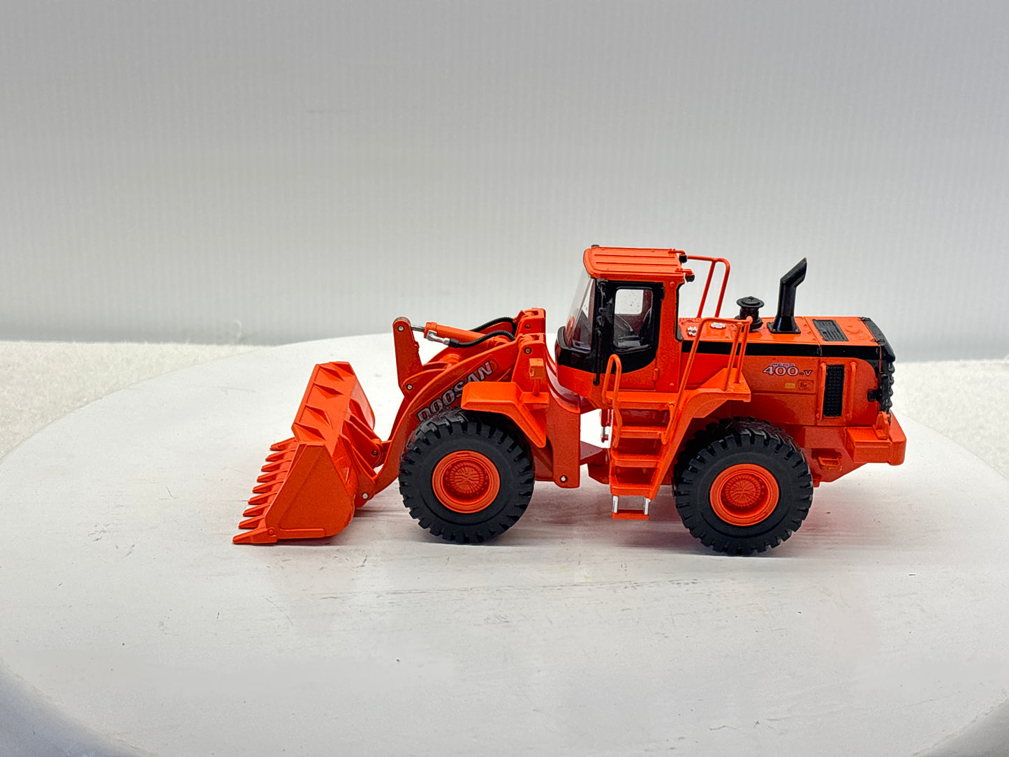 1/40 Doosan 400V Wheel Loader