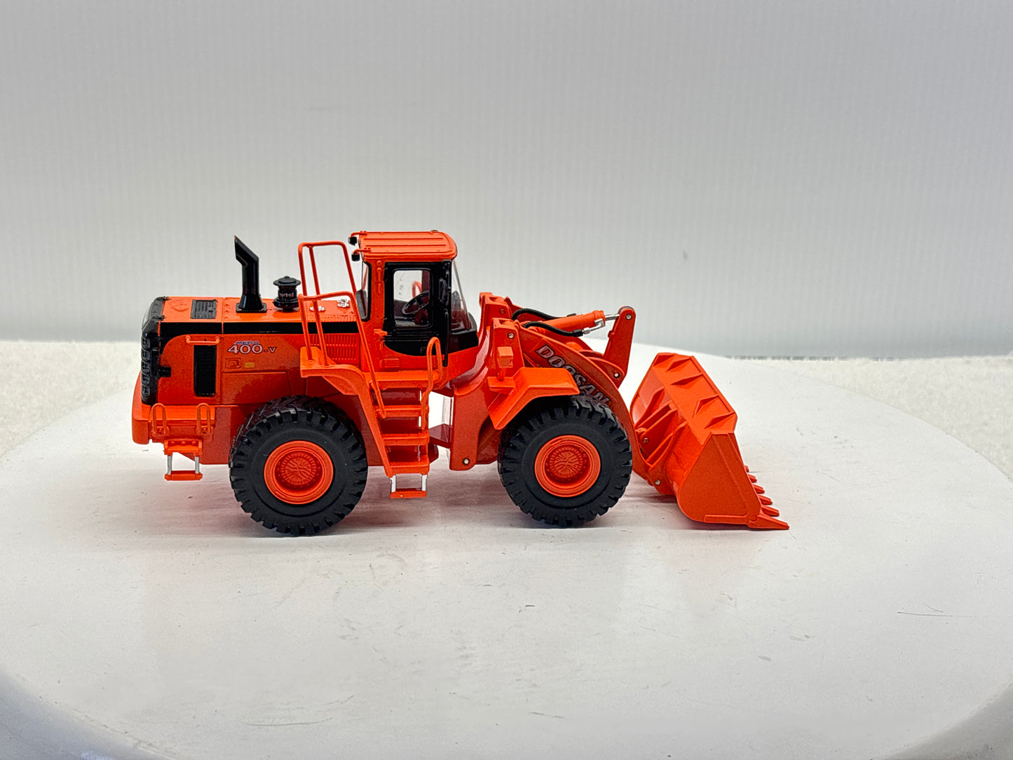 1/40 Doosan 400V Wheel Loader