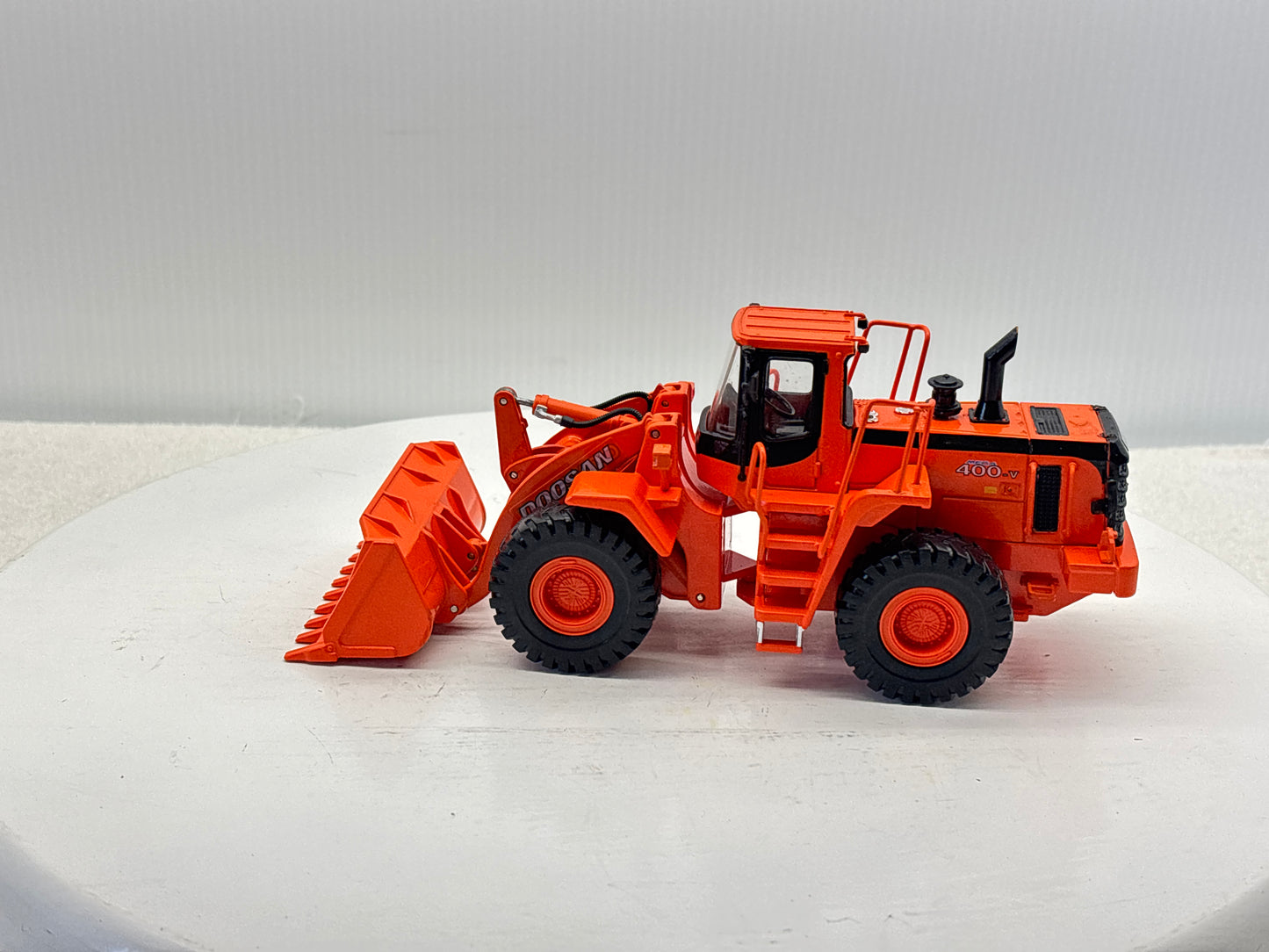 1/40 Doosan 400V Wheel Loader