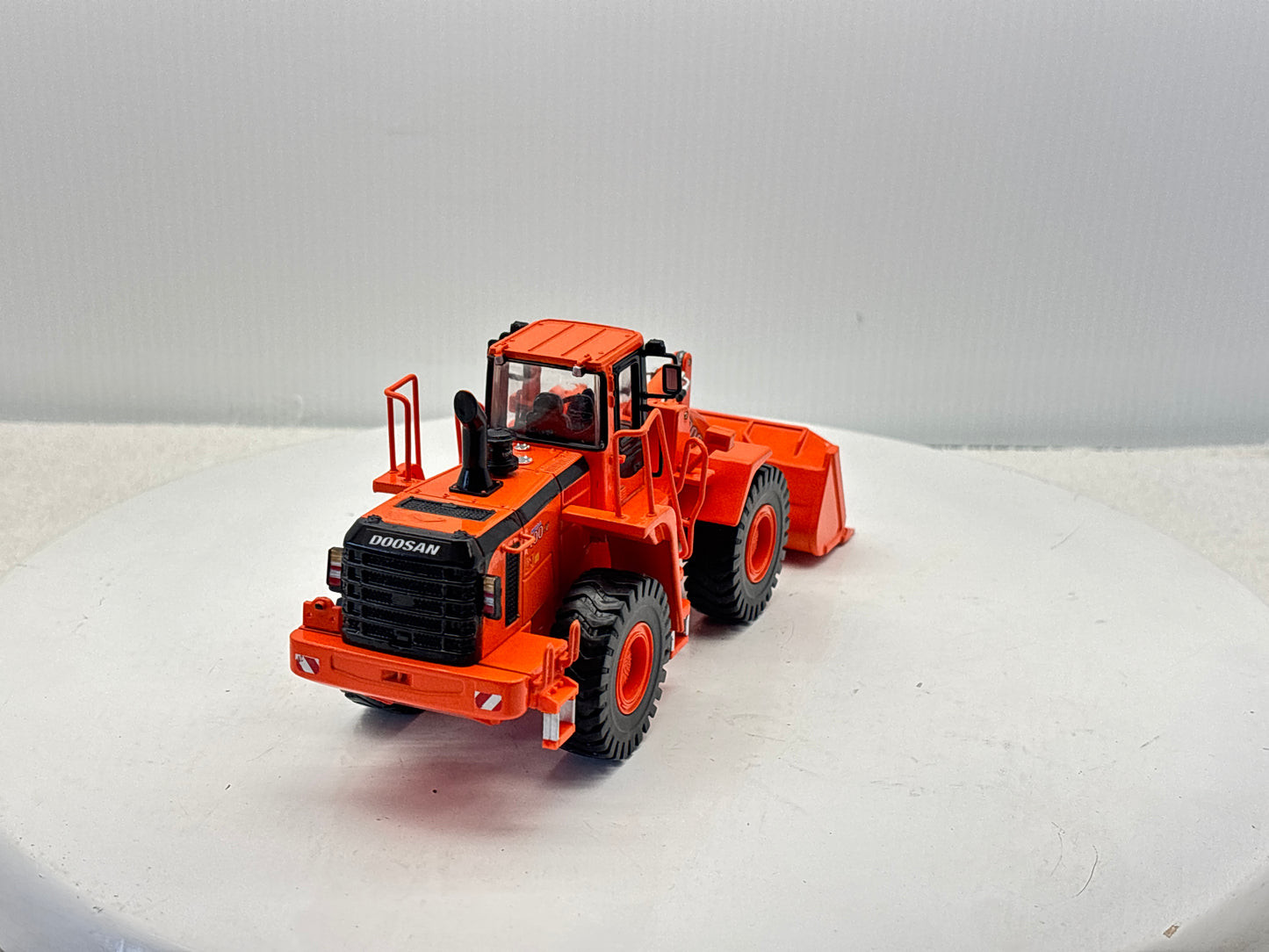 1/40 Doosan 400V Wheel Loader