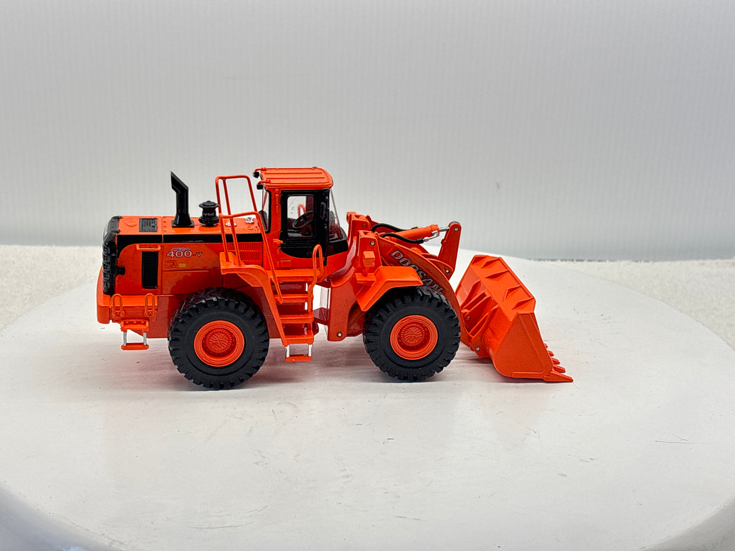 1/40 Doosan 400V Wheel Loader