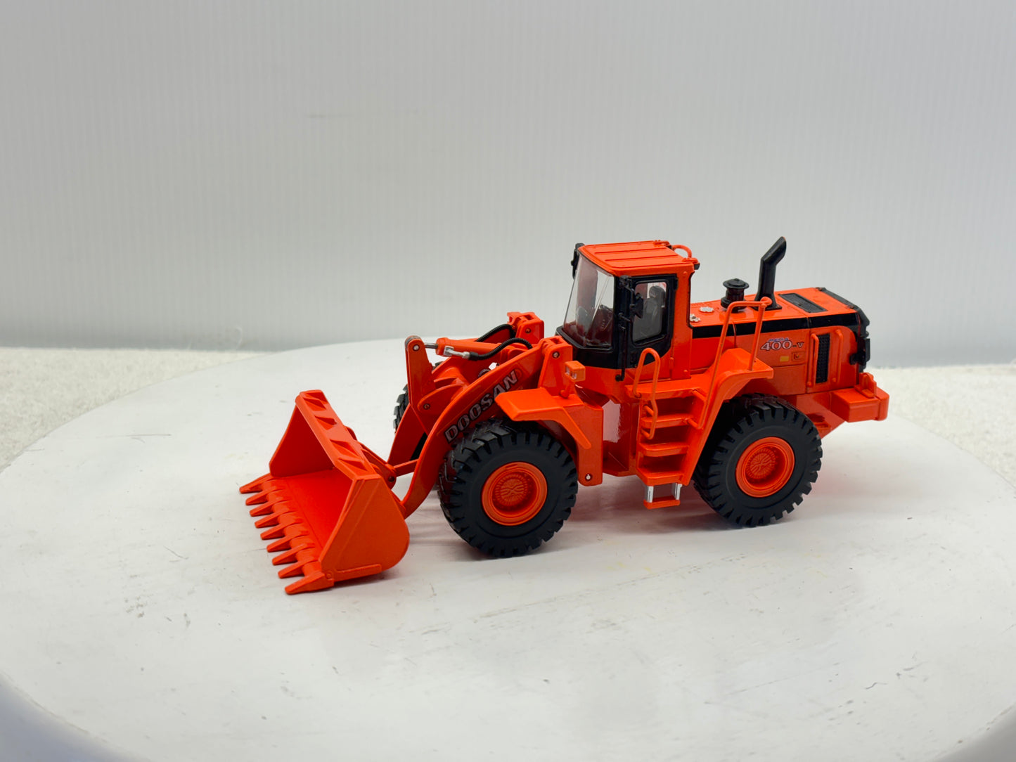 1/40 Doosan 400V Wheel Loader