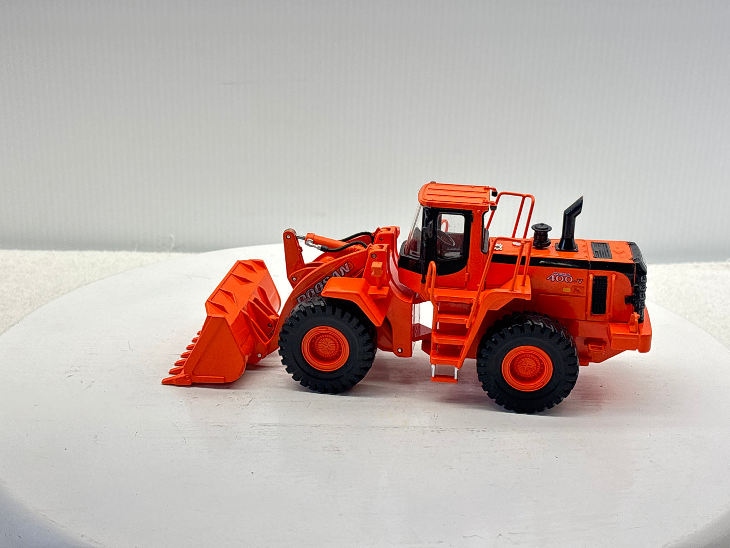 1/40 Doosan 400V Wheel Loader