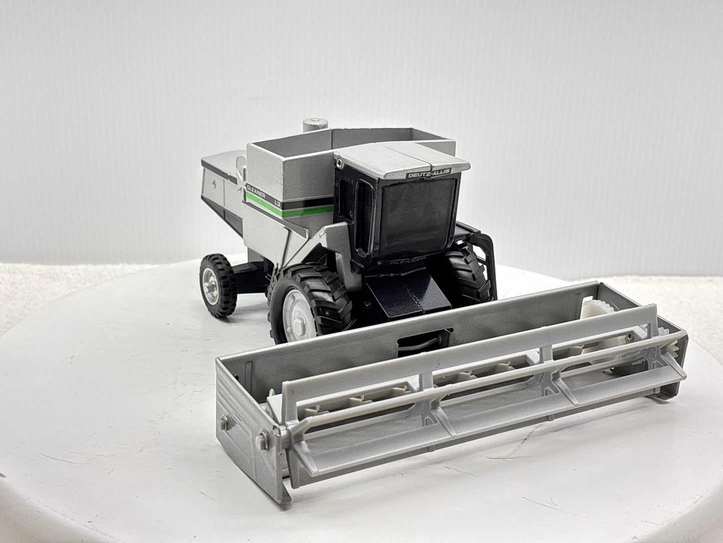 1/32 Duetz-Allis Gleaner L3 Green Stripe