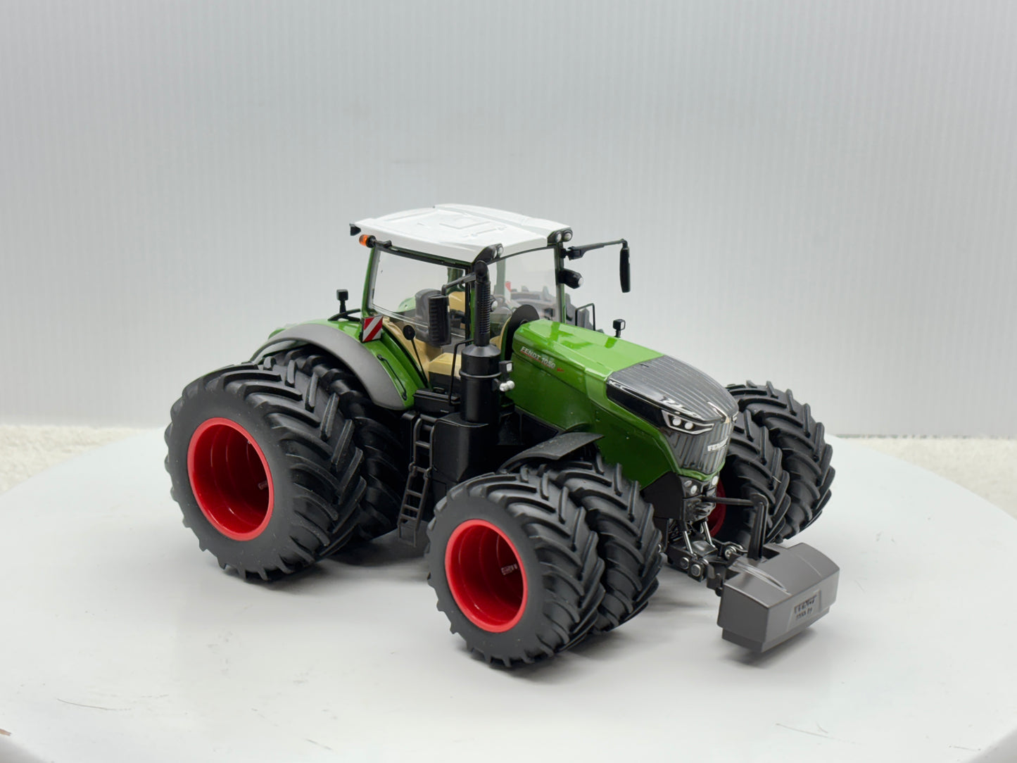 1/32 Fendt 1050 Vario Duals