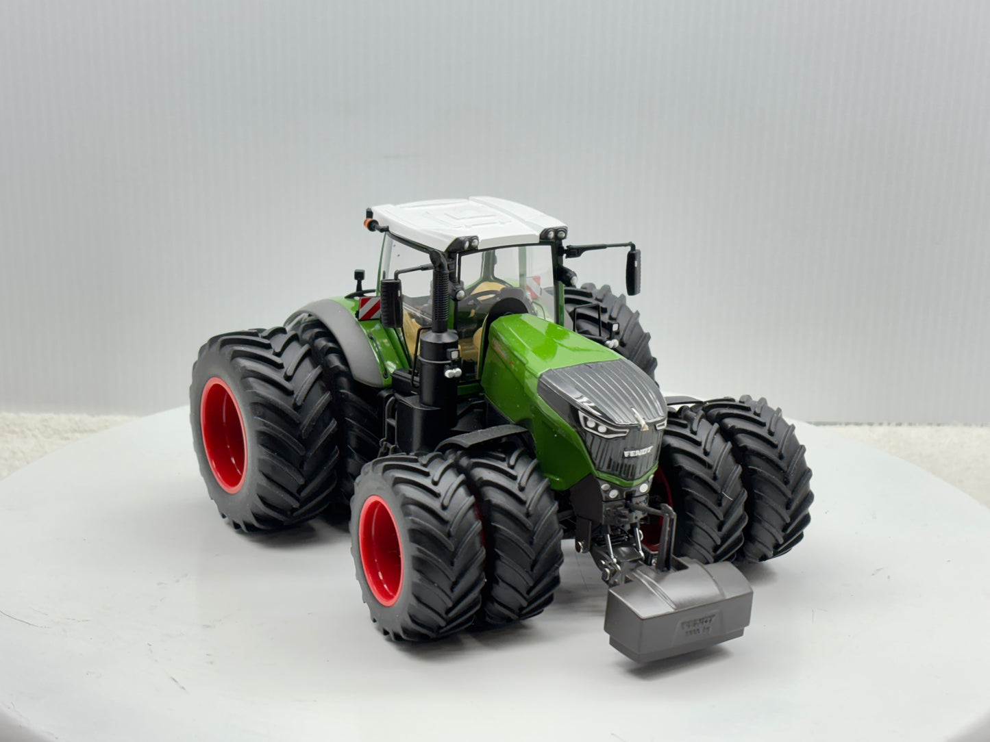 1/32 Fendt 1050 Vario Duals