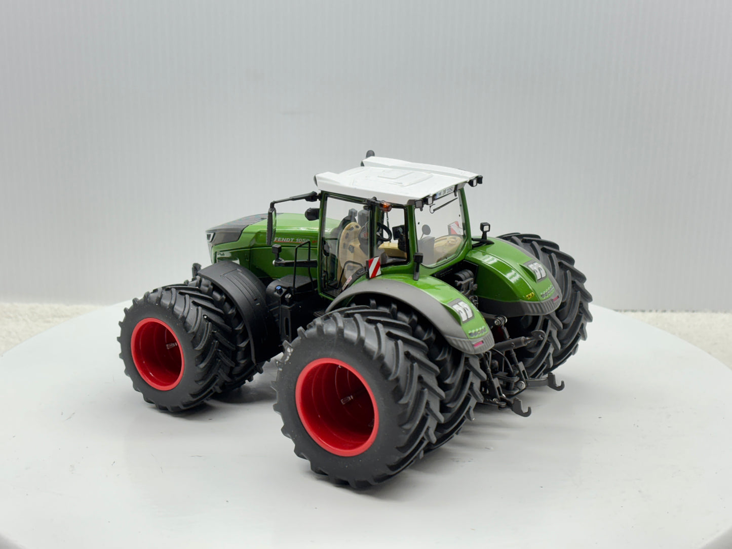 1/32 Fendt 1050 Vario Duals