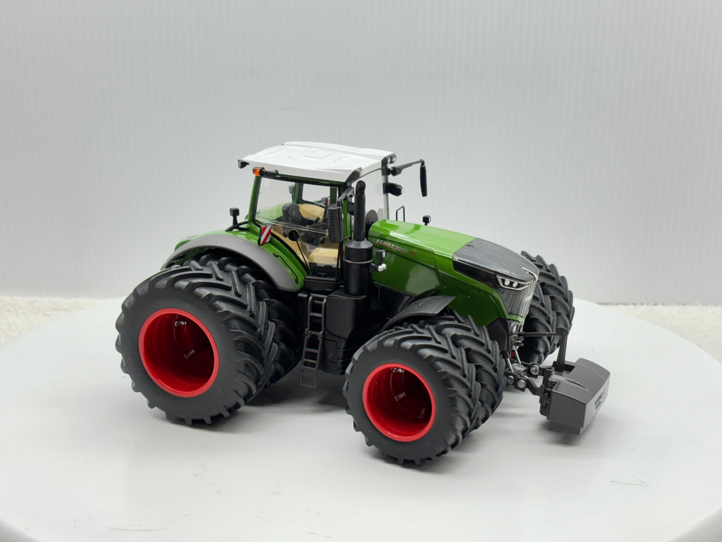 1/32 Fendt 1050 Vario Duals