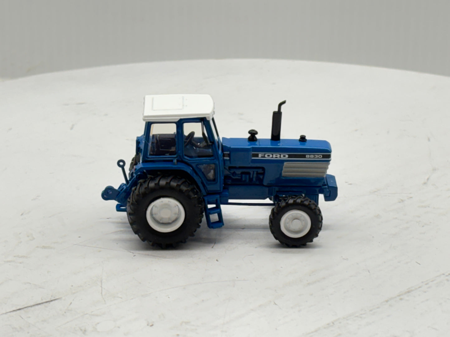 1/64 Ford 8830 2wd